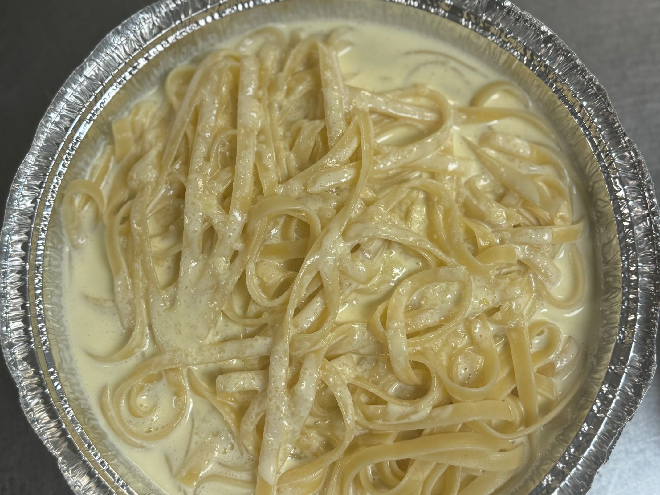 Fettuccine Alfredo (L).