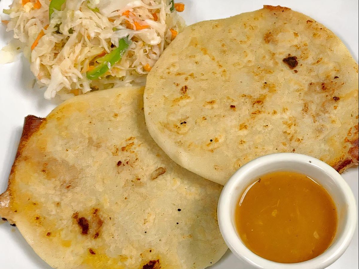 Queso y Loroco Pupusa