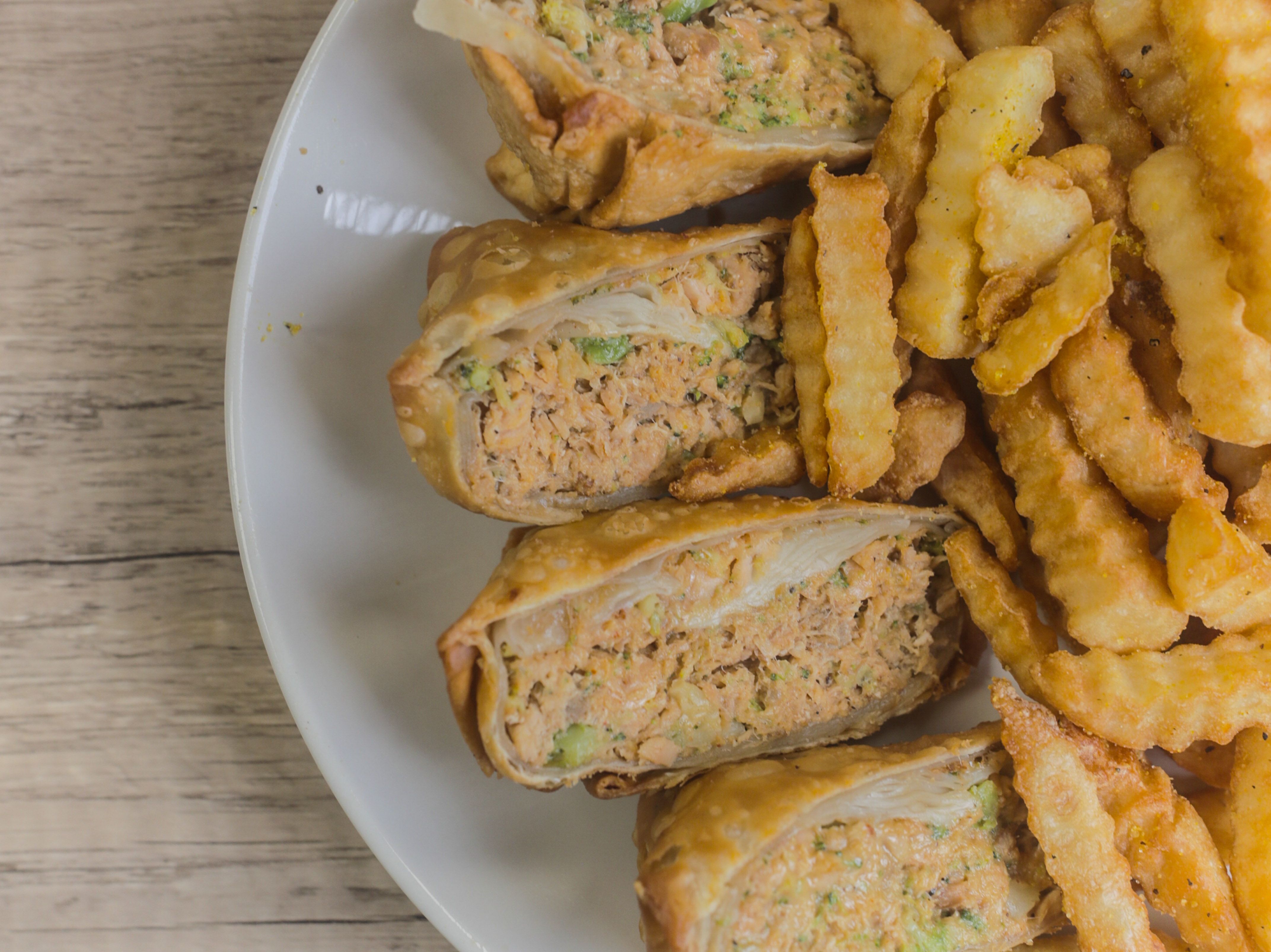 Salmon egg rolls w/fries
