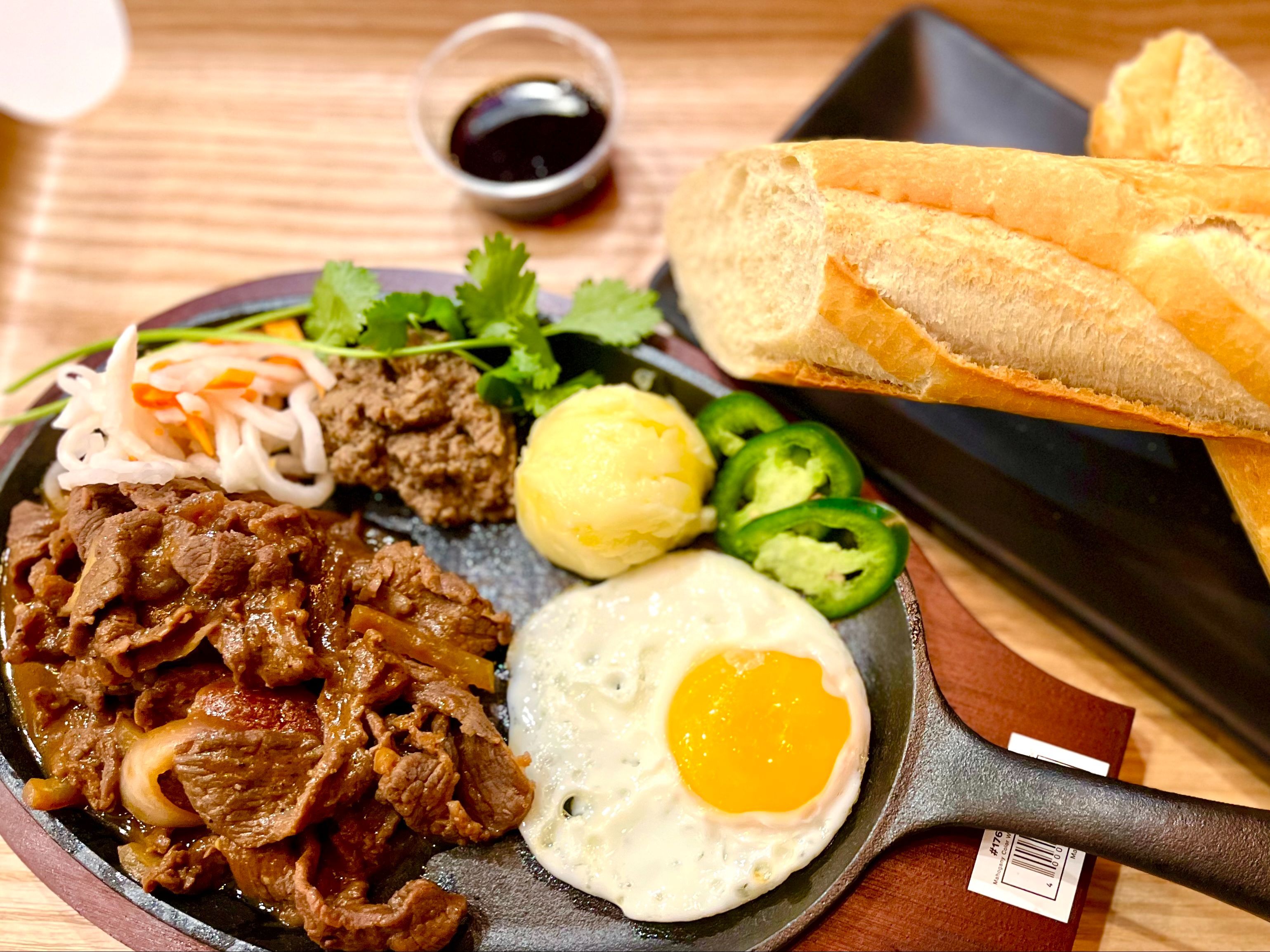 CE2. BANH MI SIZZLING STEAK (BÒ NÉ, trứng, pate, bơ)