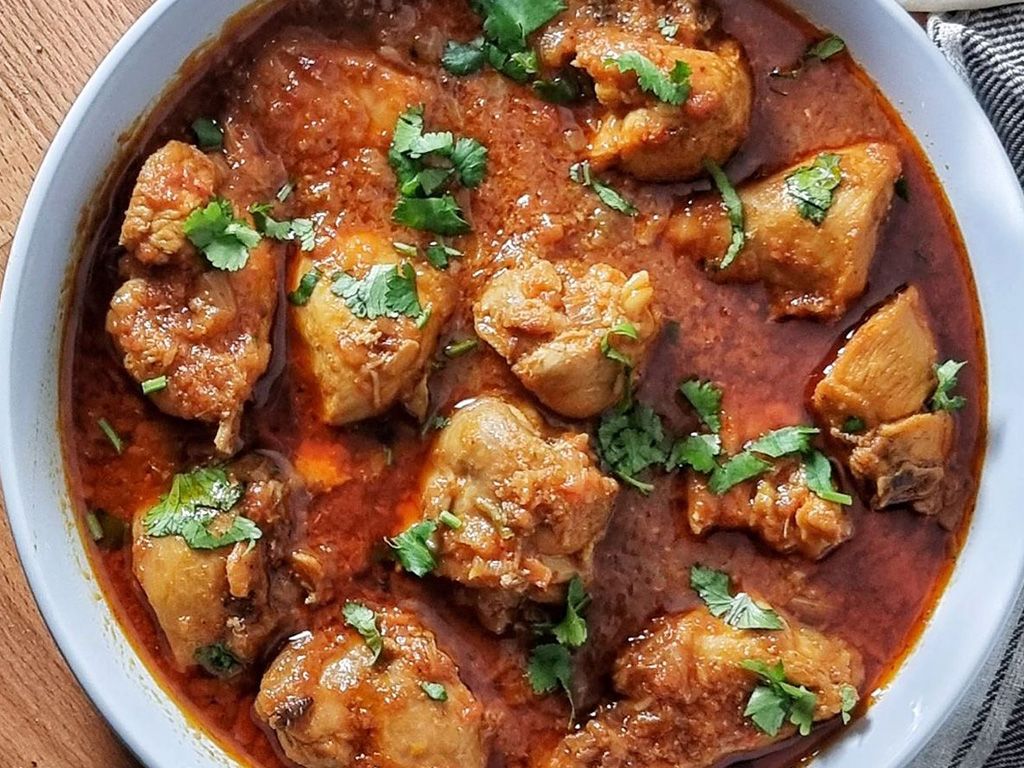 Chicken Hyderabadi  (Small  Tray- Serves 10-12 People).