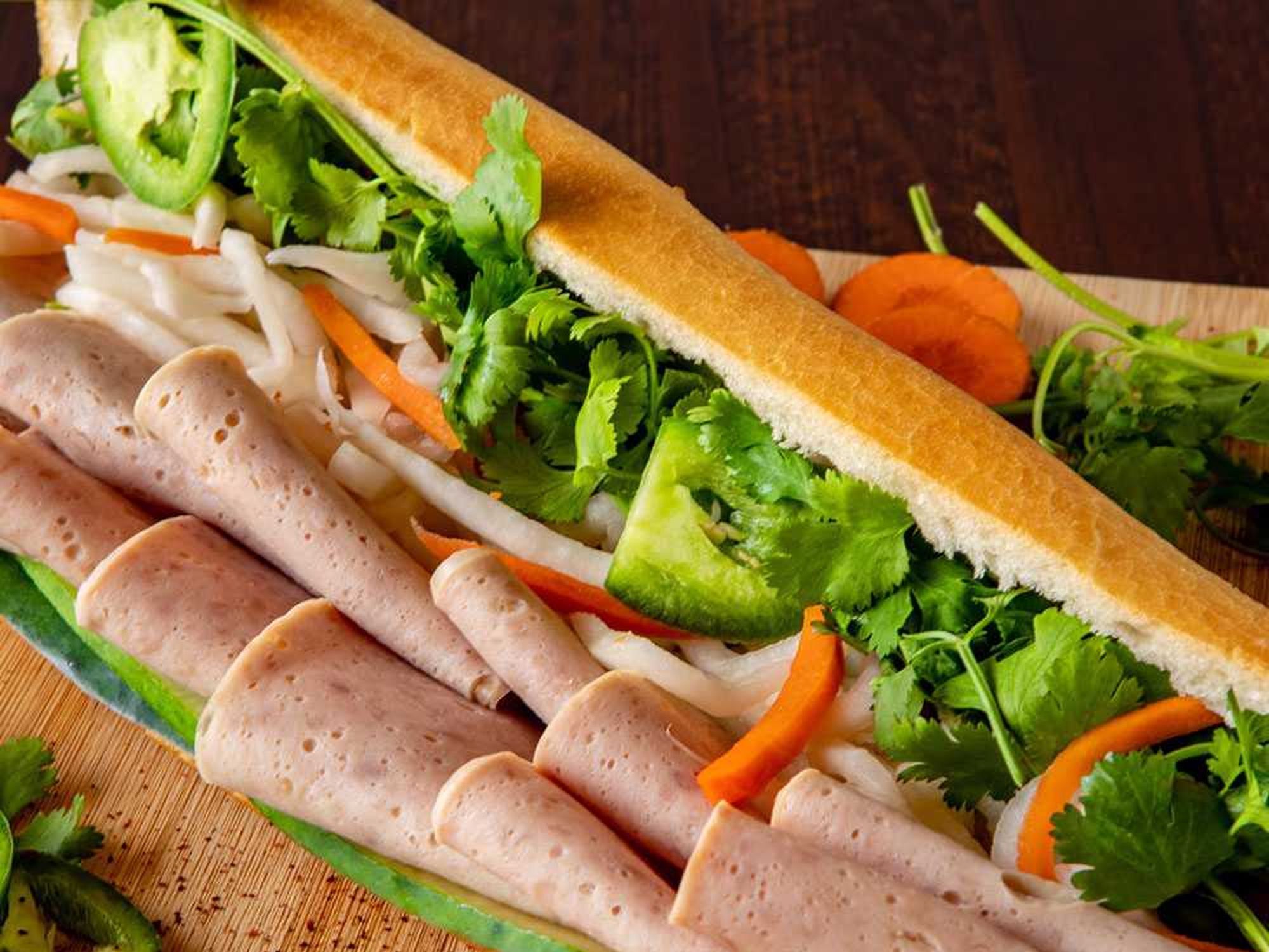 M5.MI-ONLY PATE PORK ROLL / BÁNH MÌ PATÊ CHẢ LỤA.