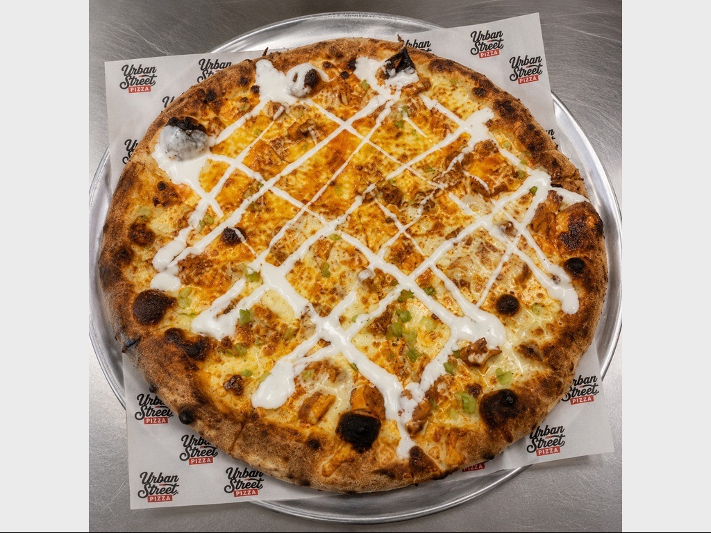 Buffalo Chicken Pizza 16'.