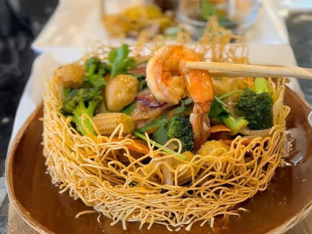 M92. Crispy Noodle Combination.