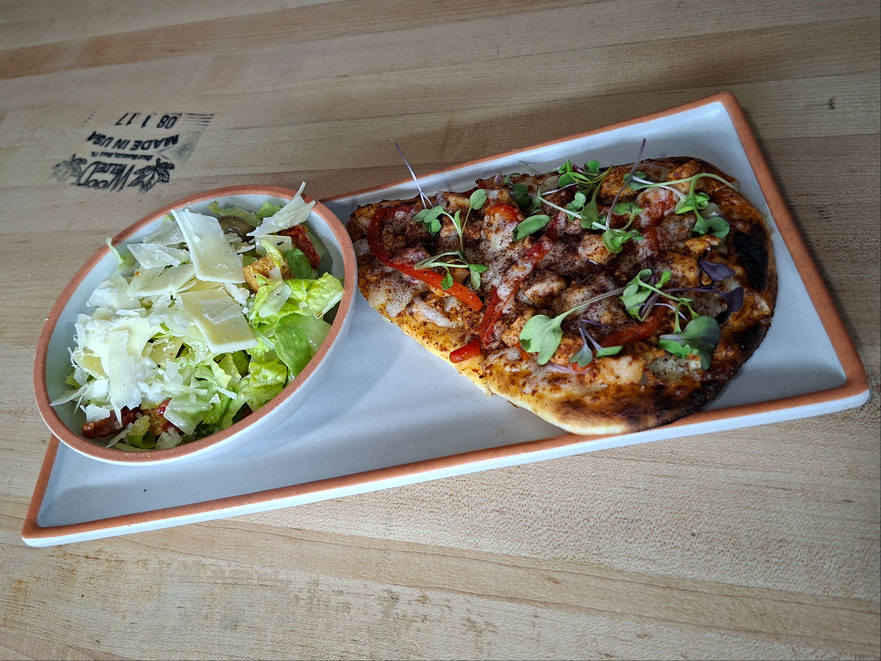 L10 Flatbread Salad Combo.