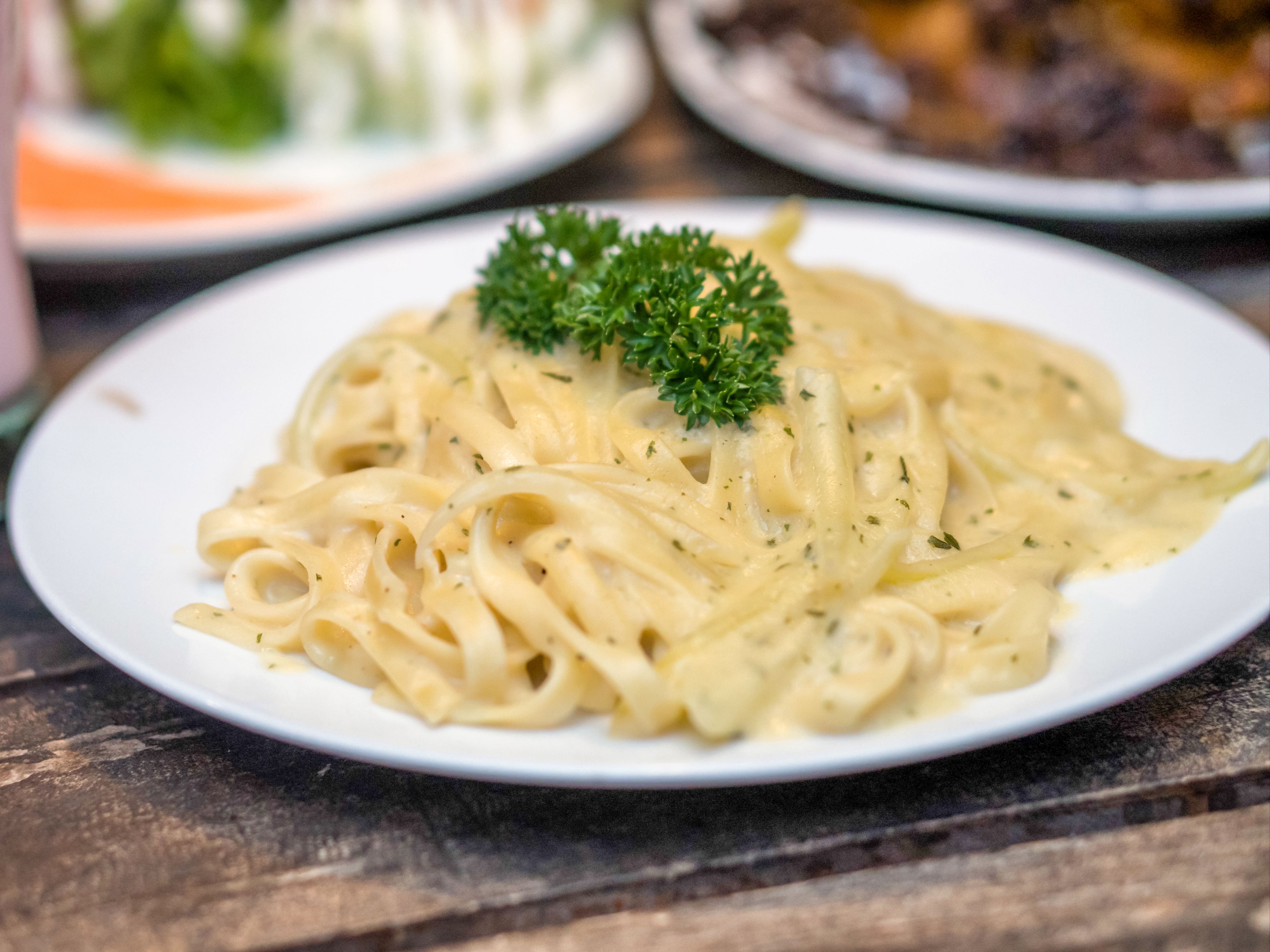 Spegetti con Pechuga an Salsa Blanca ( Chicken Alferdo).