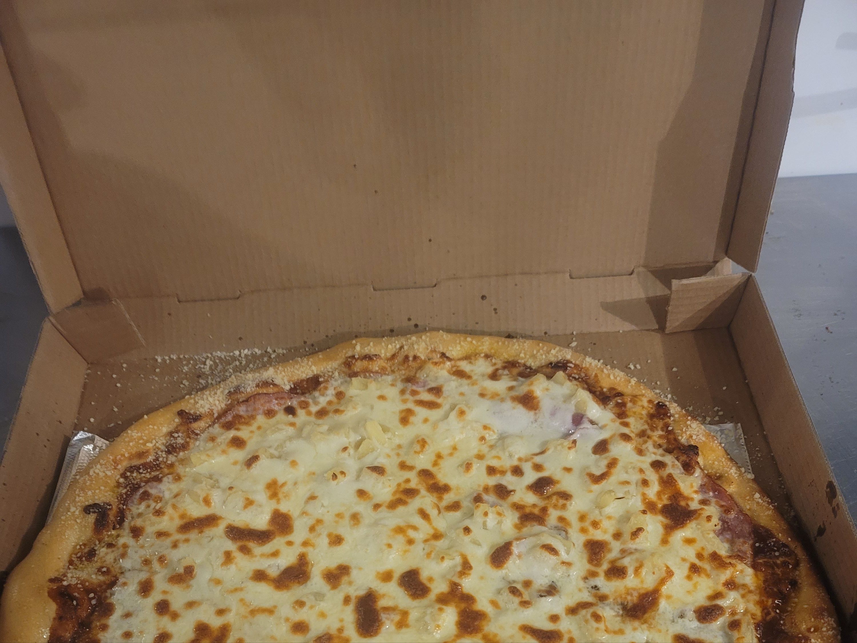 14" Hawaiian Pizza.