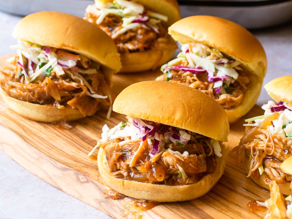 Pulled Chicken Sliders (Mini Sándwiches de Pollo Desmenuzado)