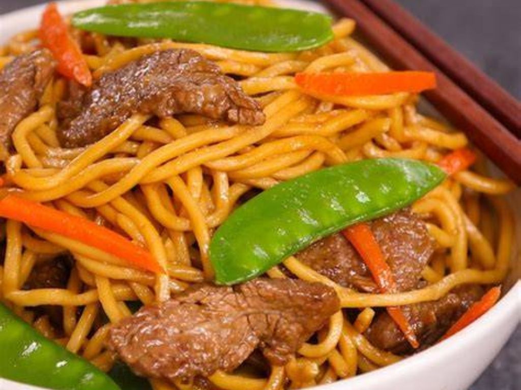 Beef Chow Mein / Mì Xào Bò / 牛肉炒面.