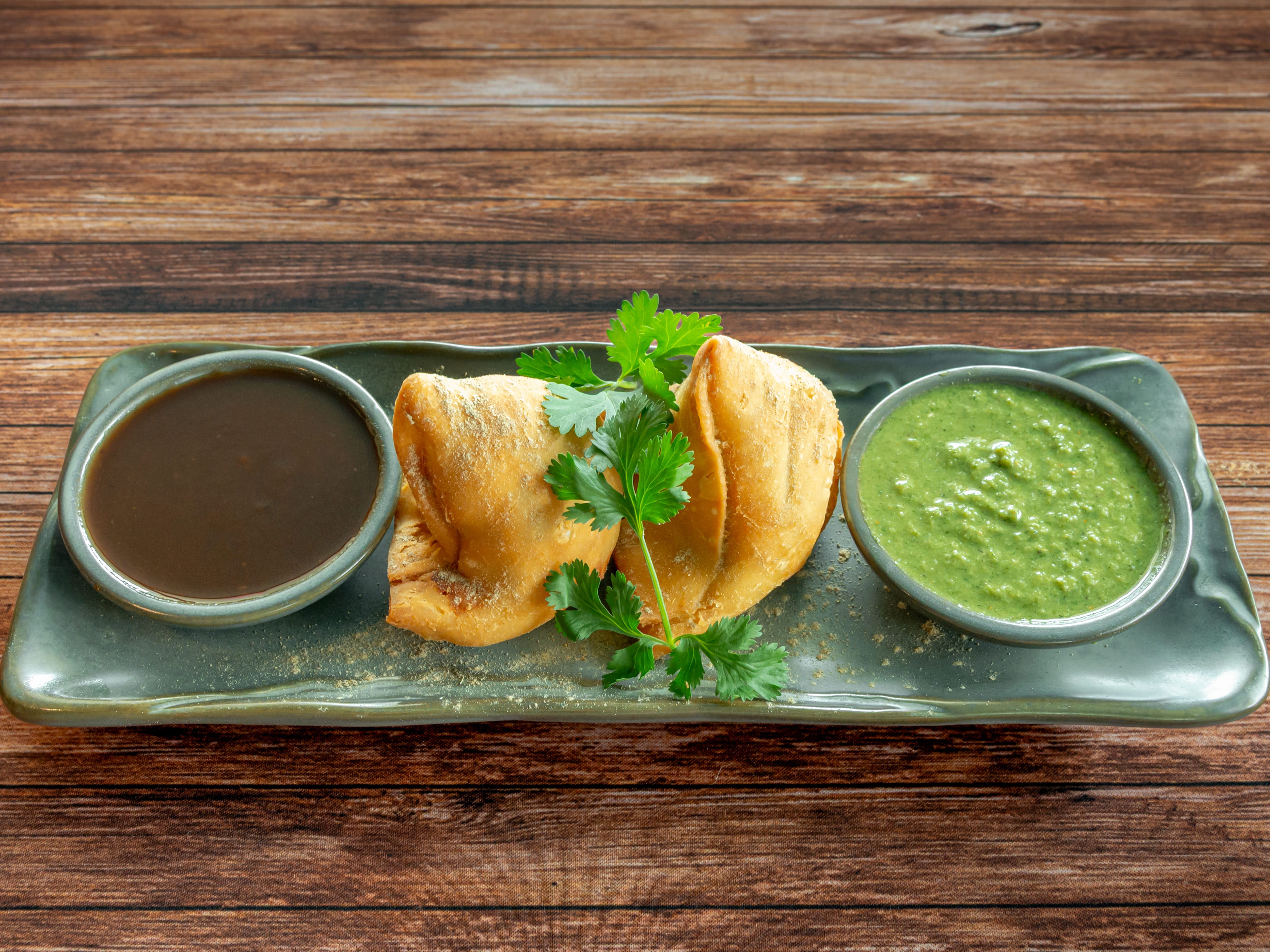 VEG SAMOSA (2 PCS).