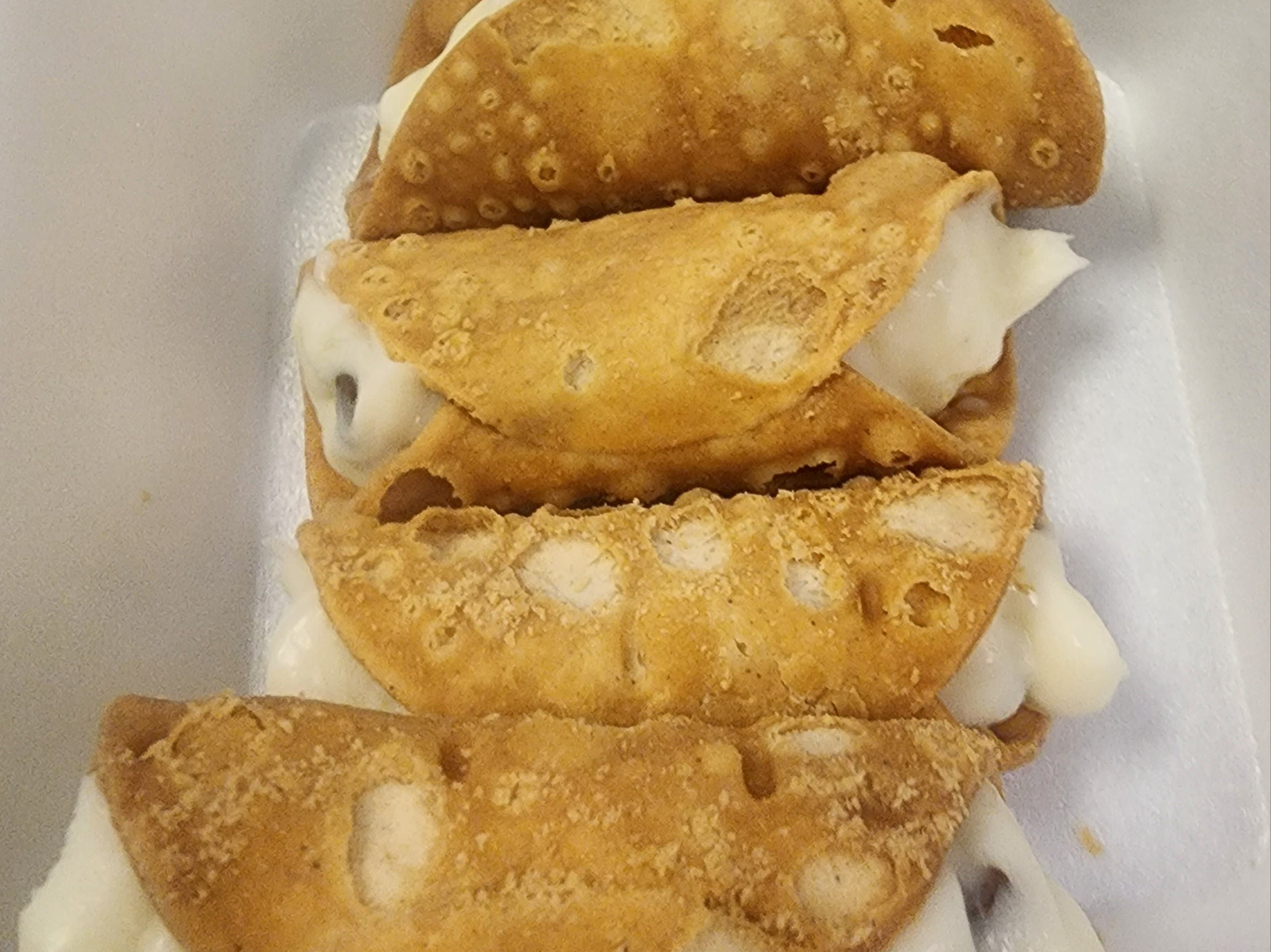 Cannoli.