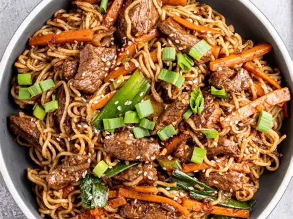 SP18. Beef Chow Mein Combo / Cơm Chiên Mì Bò Kèm Combo / 牛肉炒面套餐.