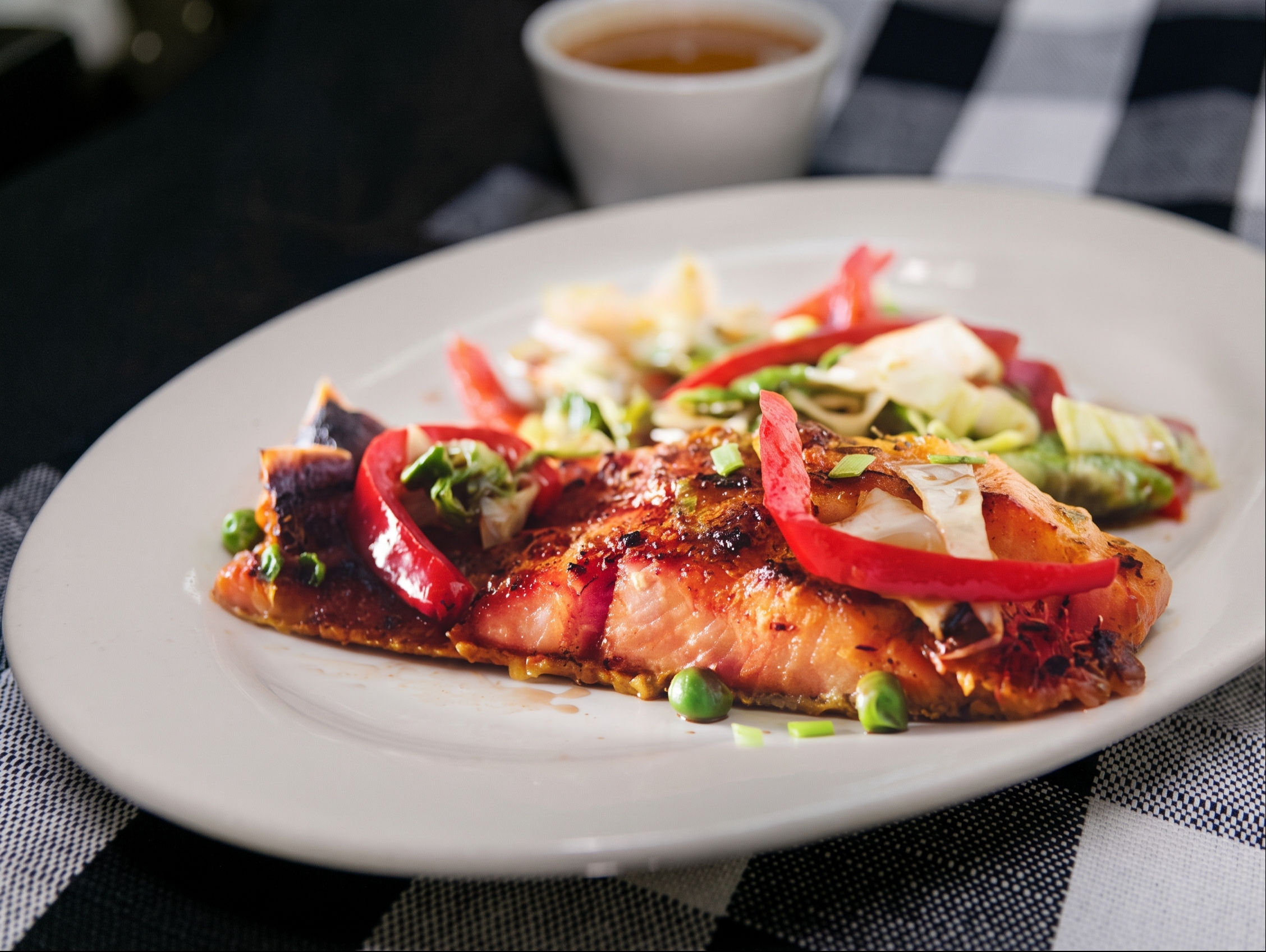 Salmón al Sarten / Grilled Salmon.