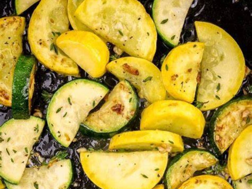 Sauteed Zucchini w/ Garlic / Bí Ngòi Xào Tỏi / 蒜香炒西葫芦.