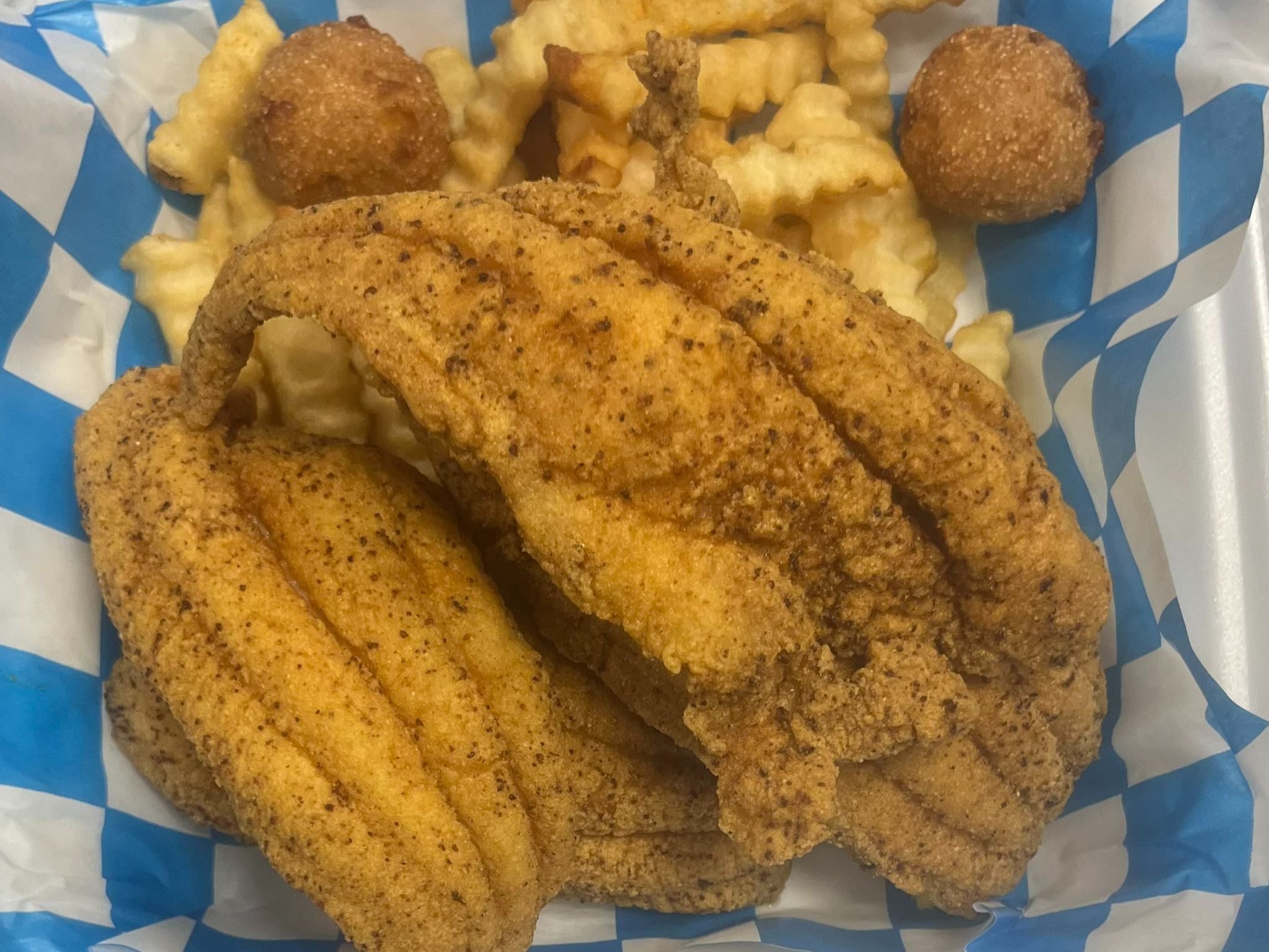 4 PIECE CATFISH FILLET DINNER WITH FRIES