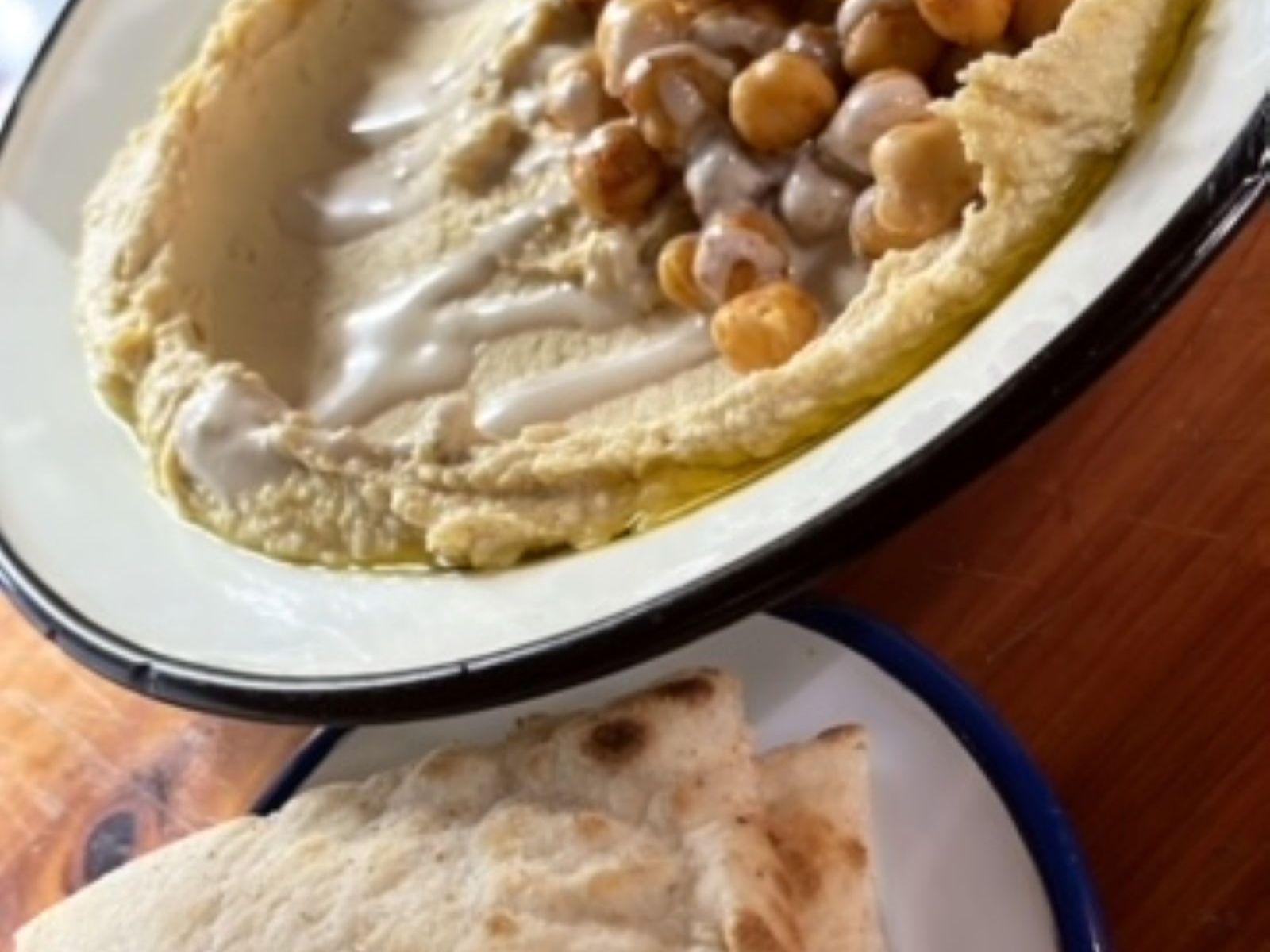 Creamy and Delicious Hummus Appetizers comes with a pita.