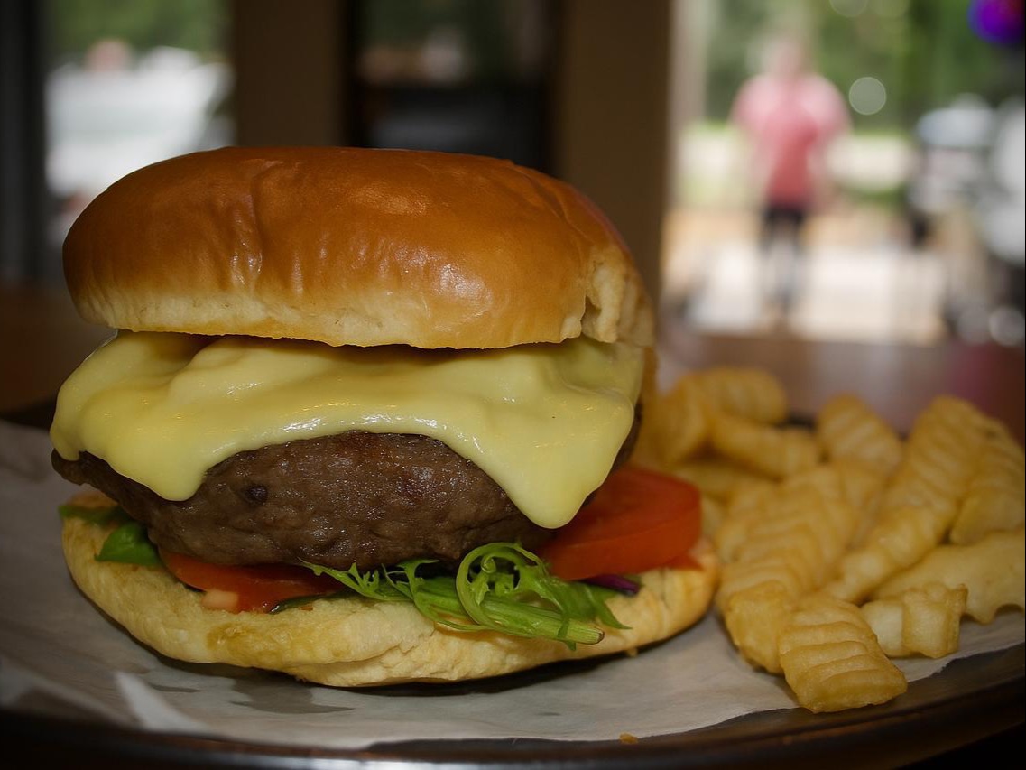 Classic Burger / Hamburguesa Clásica.