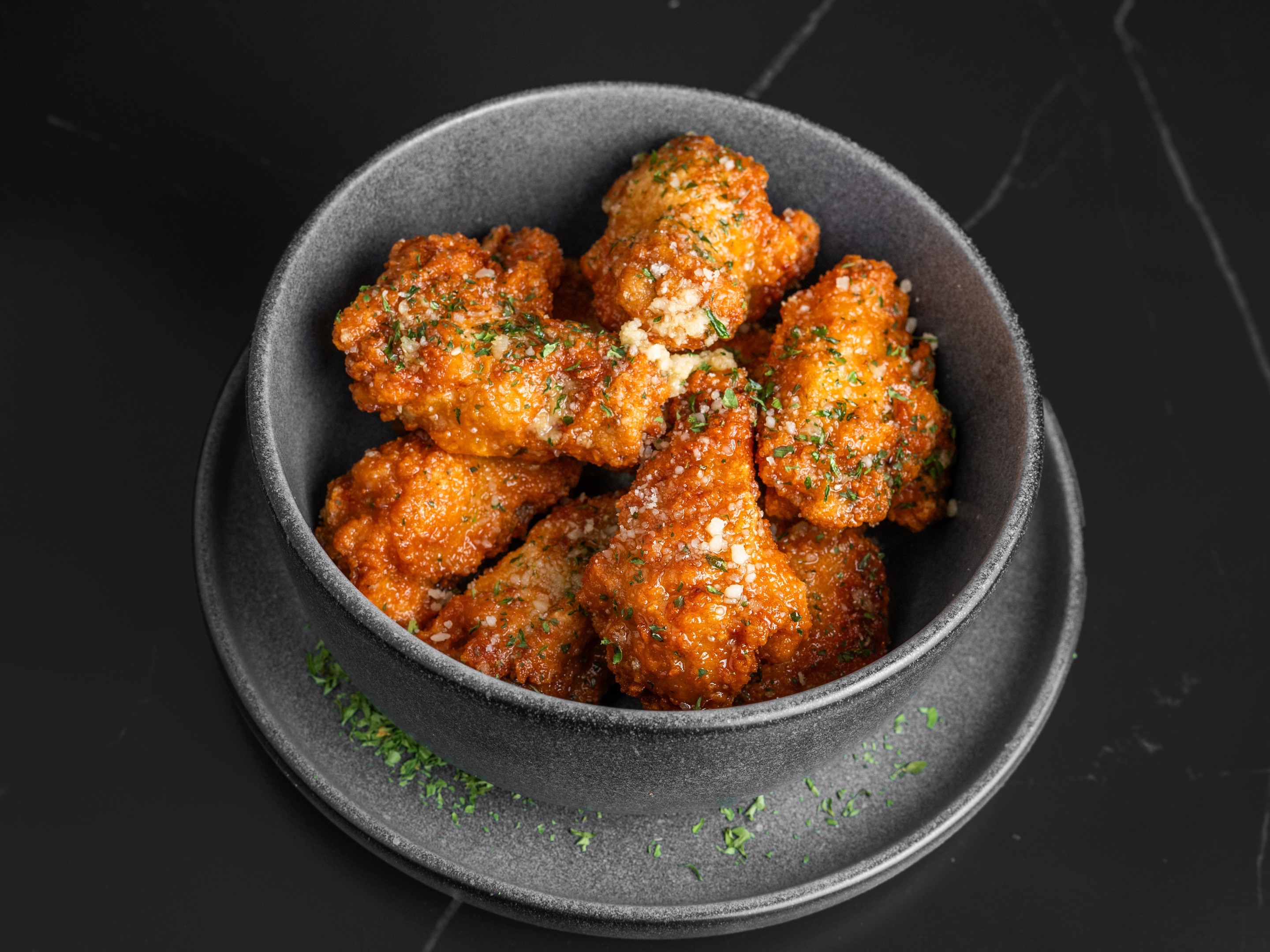 Garlic Hot Honet wings (12 Ct).