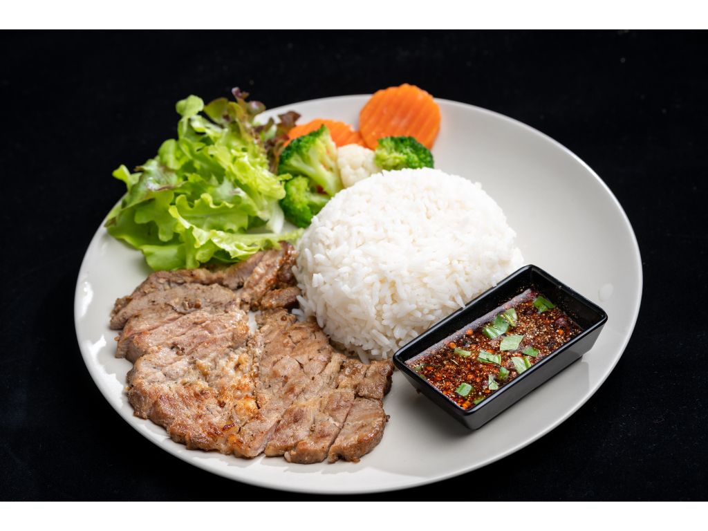 32. Cơm Đặc Biệt / Steamed Rice w/Fried Egg, Shrimp, Grilled Pork.