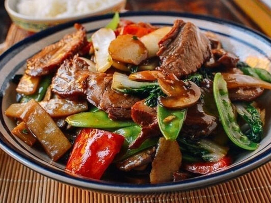 Roast Pork w/ Mixed Veggies / Thịt heo quay với rau củ trộn / 烤猪肉配杂菜.