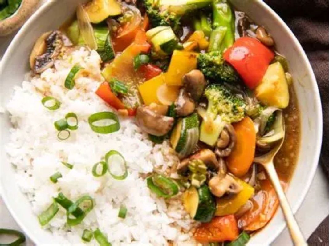 SP20. Sauteed Combination Veggie W/ steamed Rice / Rau kết hợp xào kèm cơm hấp / 炒什锦蔬菜配蒸米饭.
