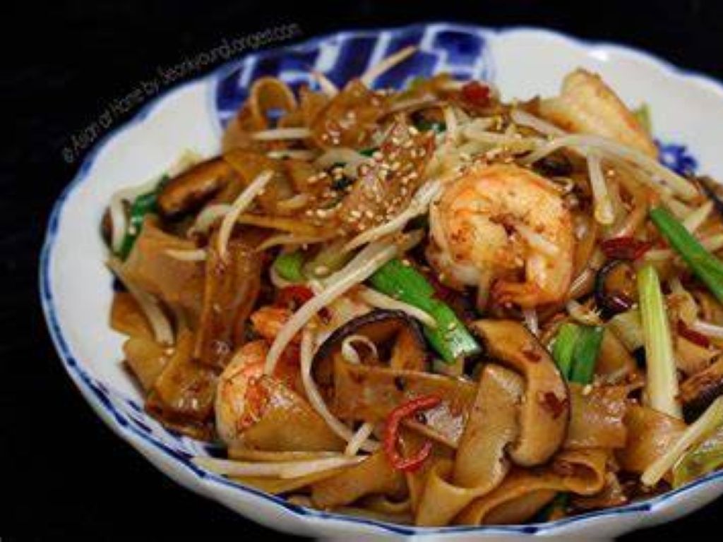 Seafood Chow Fun / Cháo hải sản / 海鲜炒河粉.
