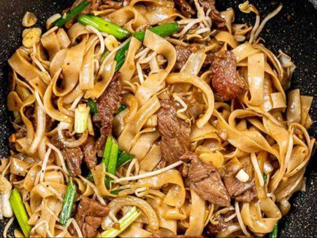 Beef Chow Fun / Phở Xào Bò / 干炒牛河.