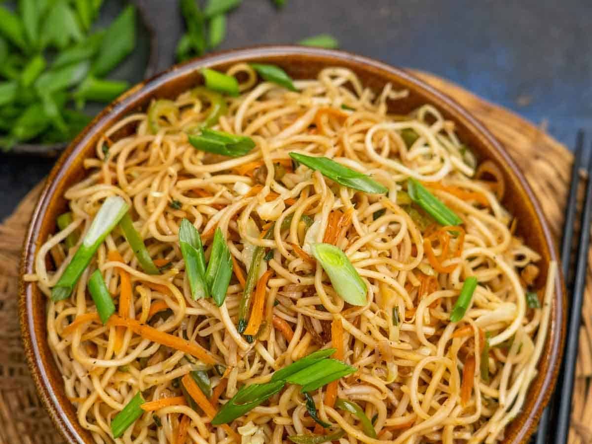 HAKKA NOODLES.
