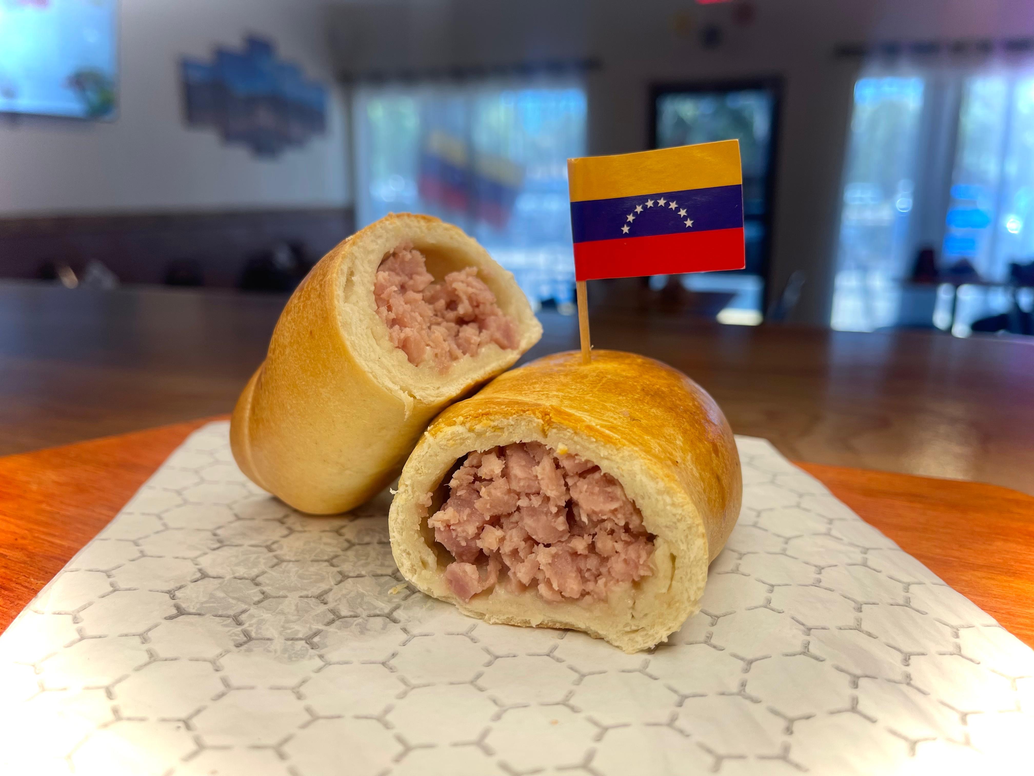 Ham Pastry Roll / Cachito de Jamón.