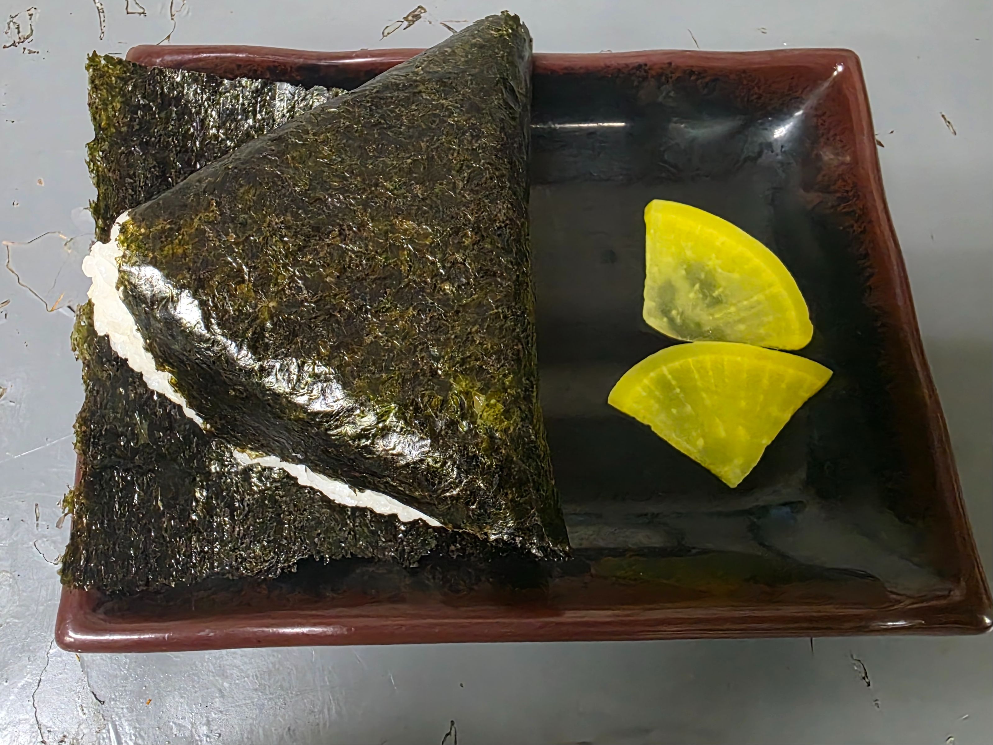 **TO GO** J4. Onigiri (Salmon).