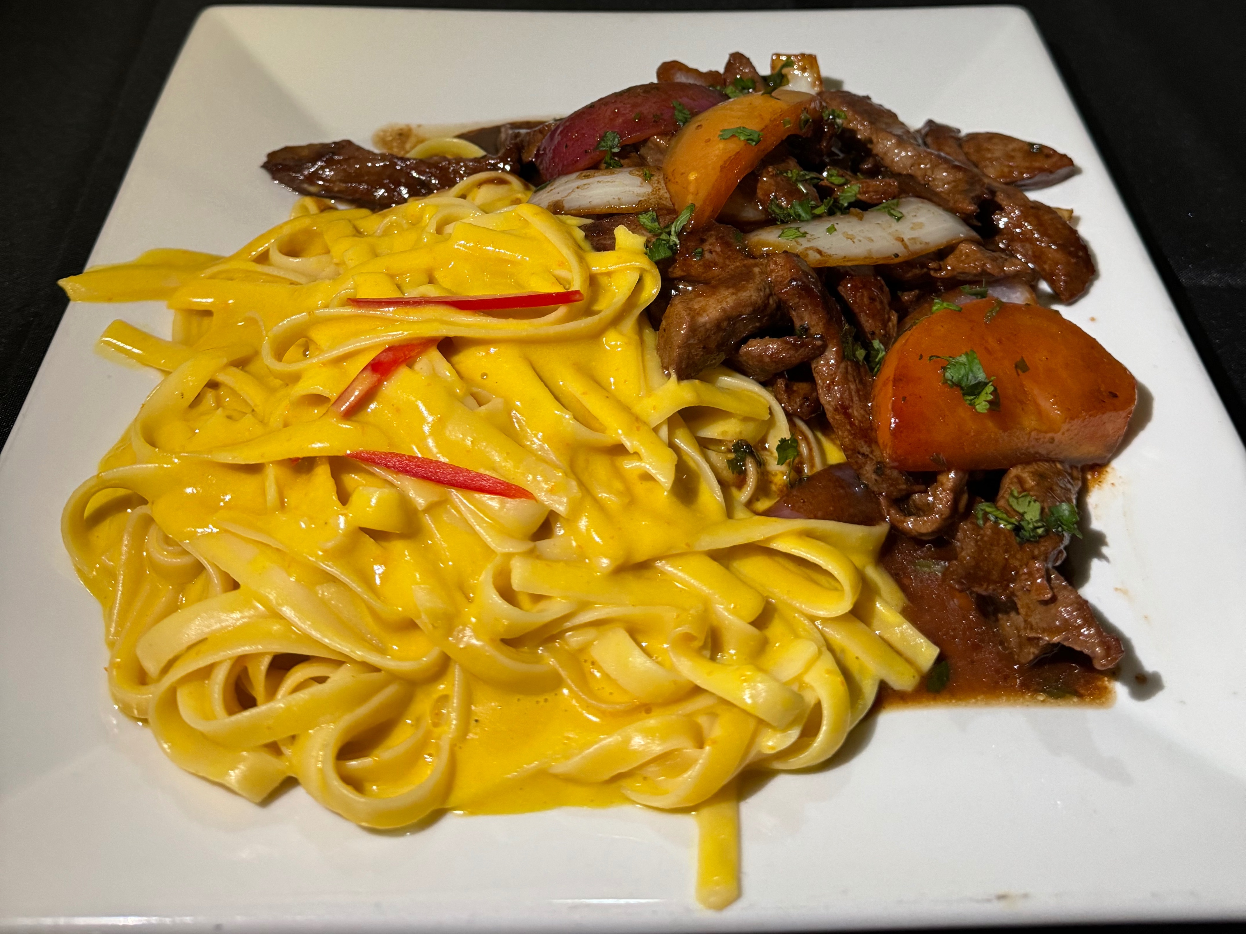 Lomo con Fettucini a la Huancaina.