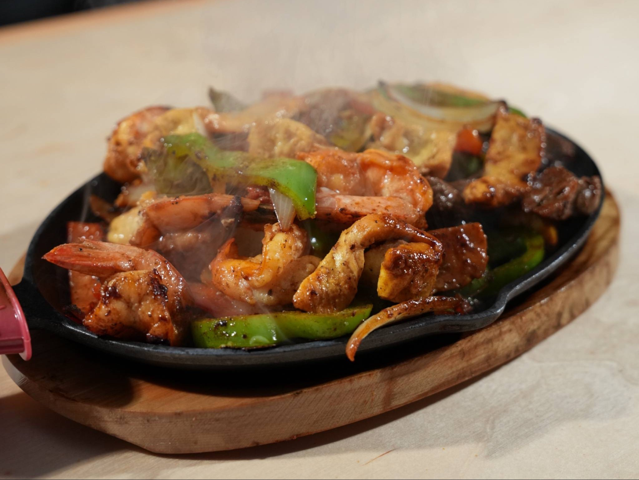 FAJITA MIXED (STEAK, CHICKEN AND SHRIMP)