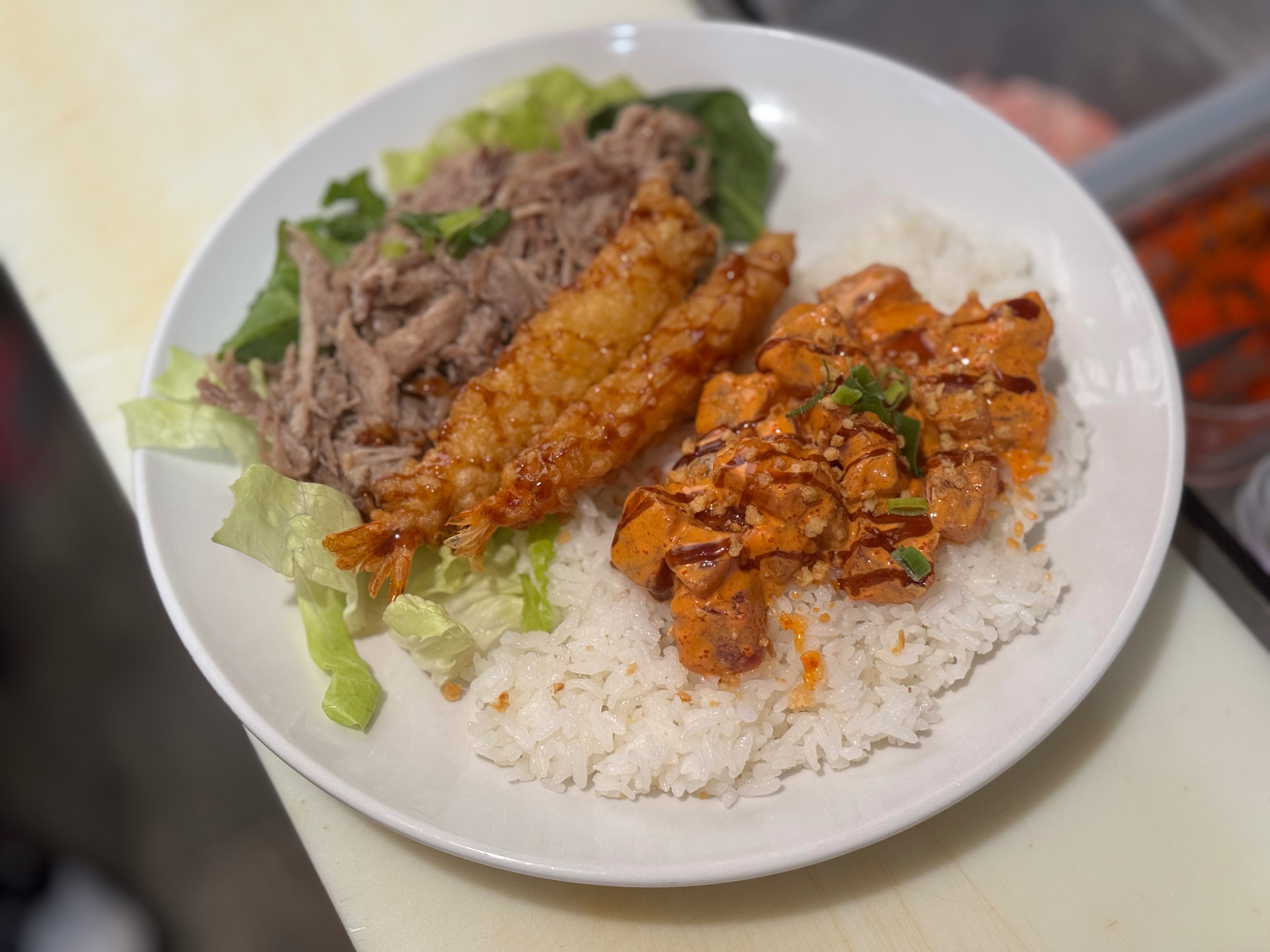 Spicy Ahi, Kalua Pork & Ebi Don 半饭半沙拉.