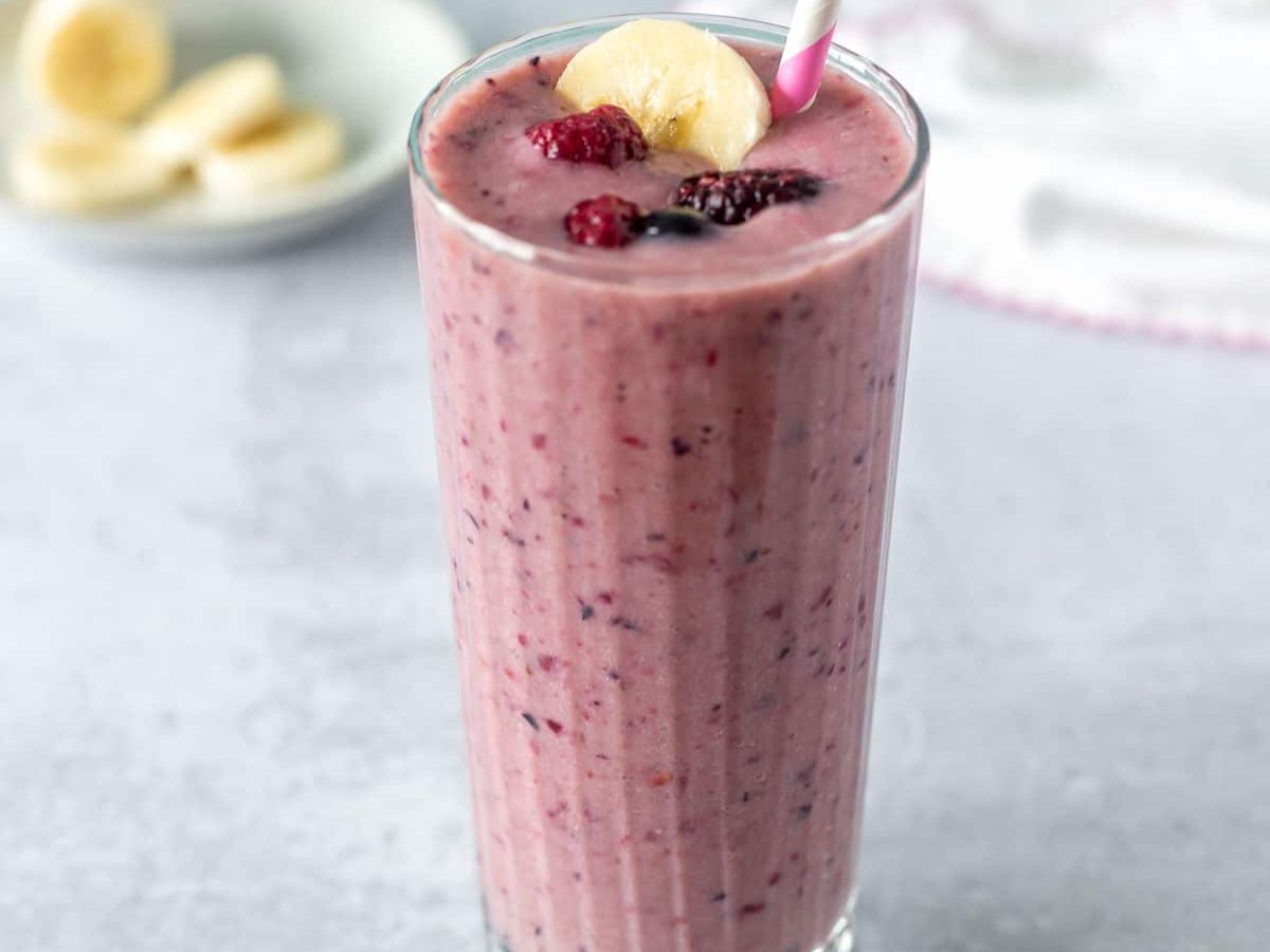 BERRY BANANA SMOOTHIE.