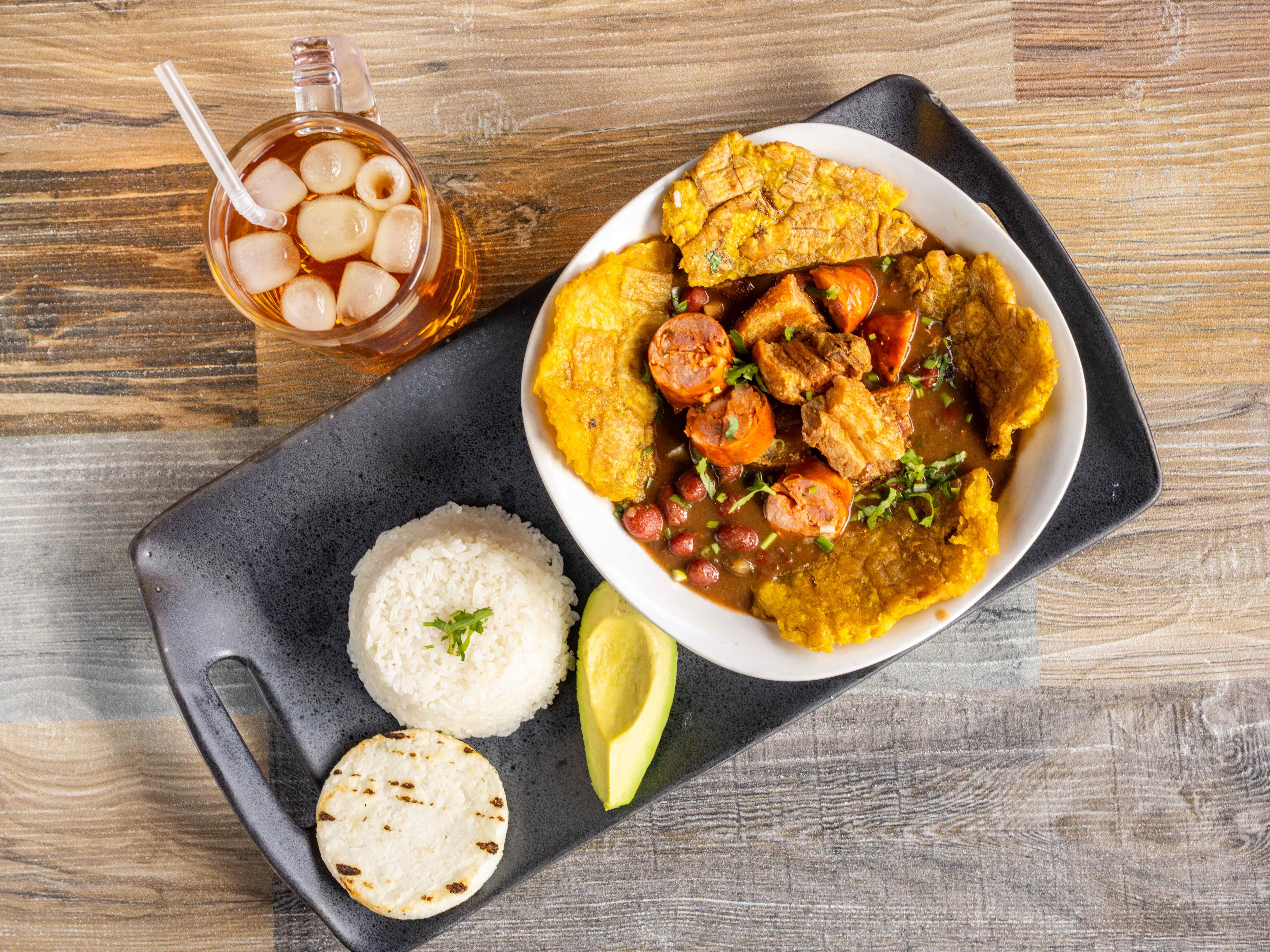 Cazuela de Frijoles con Patitas.