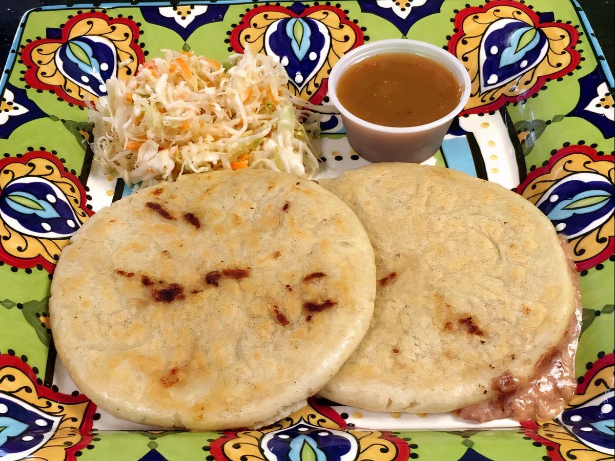 Queso y Pollo Pupusa