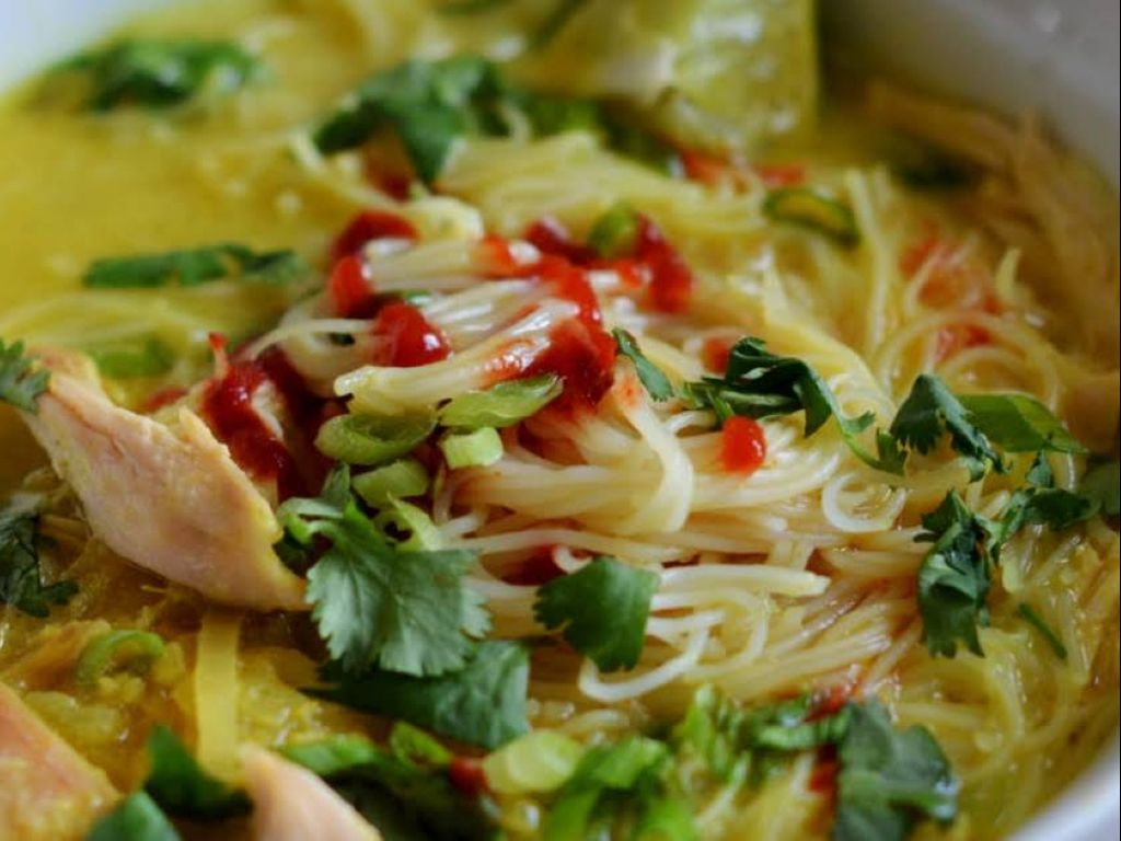 Chicken Noodle Soup w/ Rice Noodles / Súp gà với mì gạo / 鸡肉米粉汤.