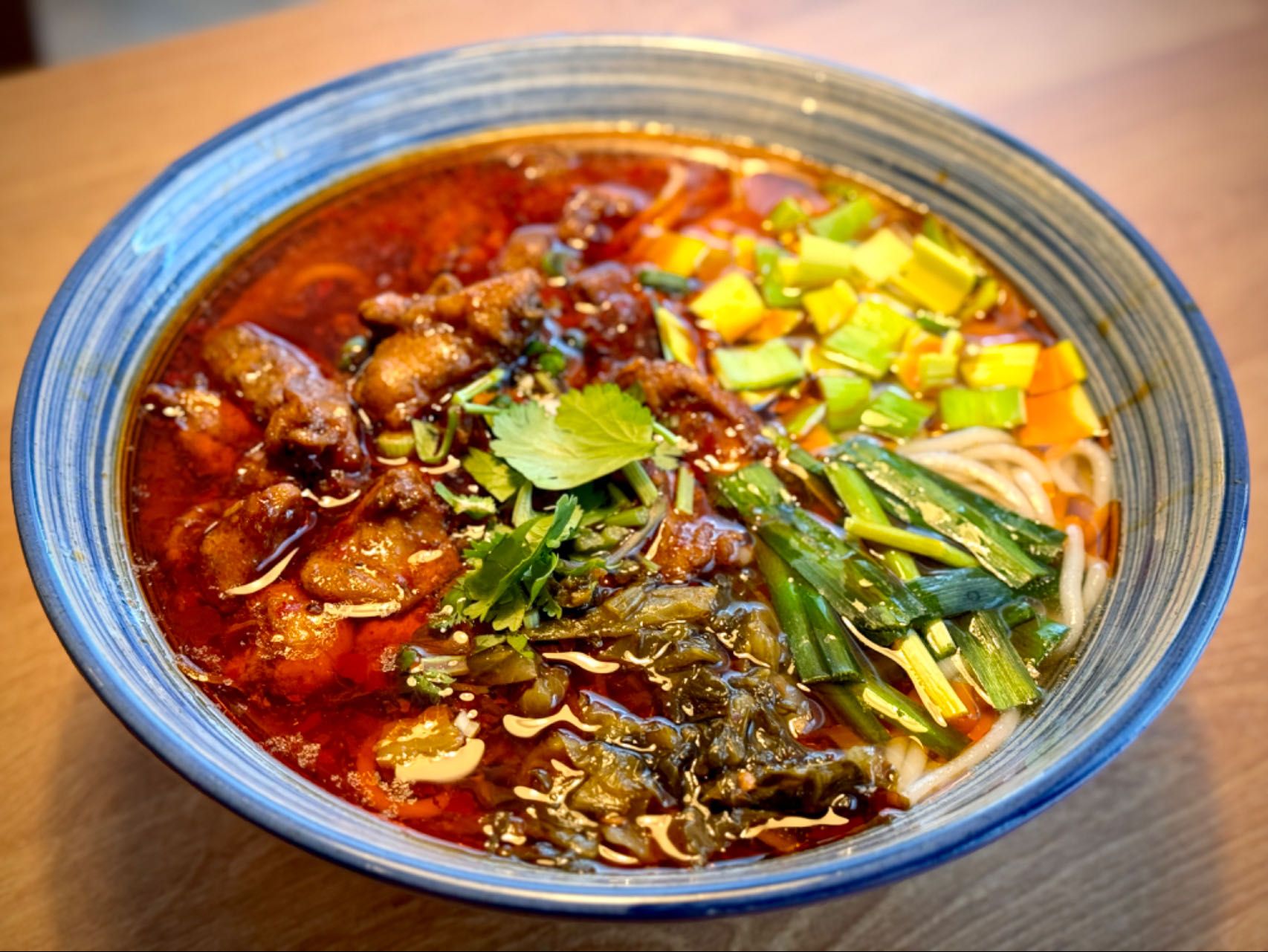 Soupe de nouilles de riz au poulet épicé à la façon du Yunnan