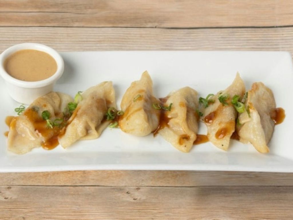 Pot Stickers (6) / Bánh sủi cảo chiên (6 chiếc) / 锅贴（6个）.