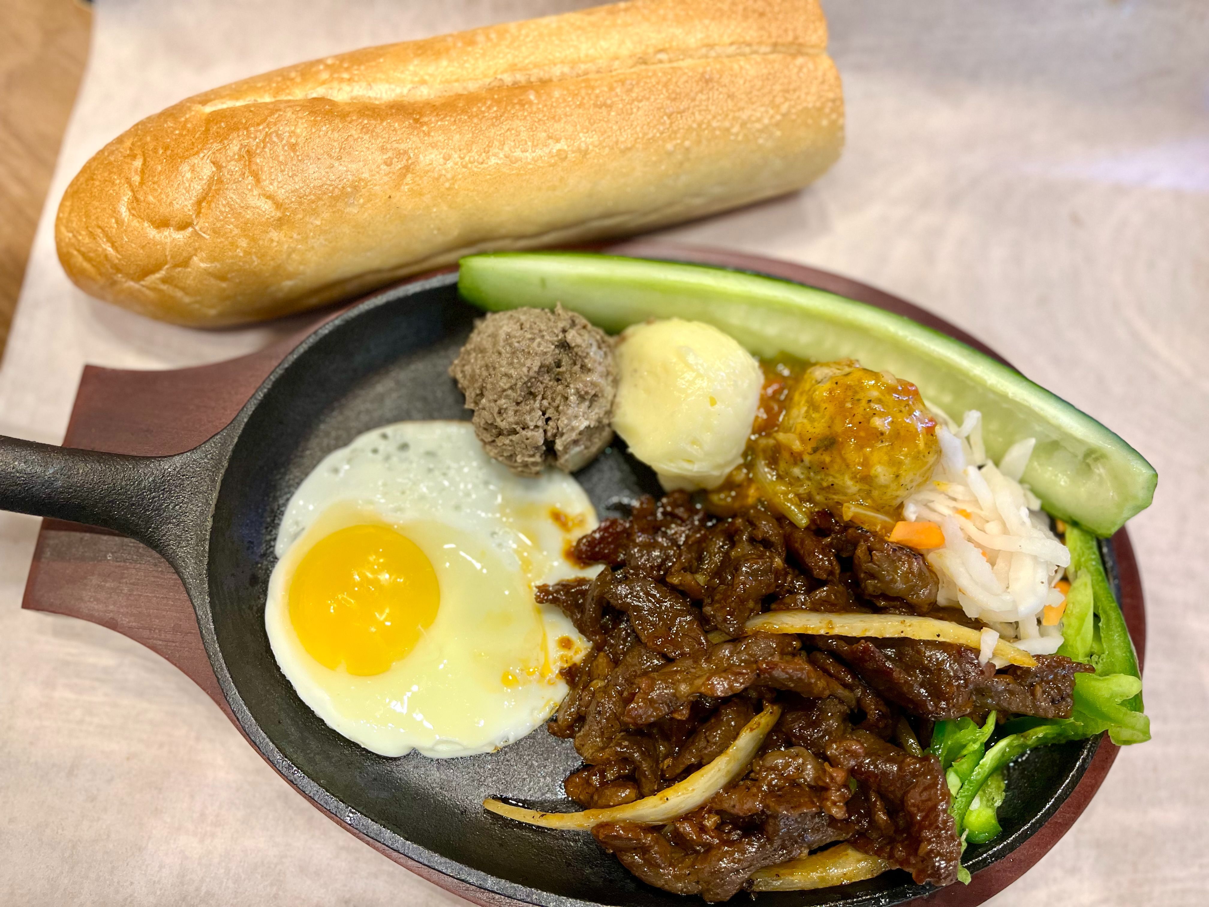 CE3. BANH MI SIZZLING STEAK *GRAND* (BÒ NÉ GRAND, trứng, pate, bơ, xíu mại)