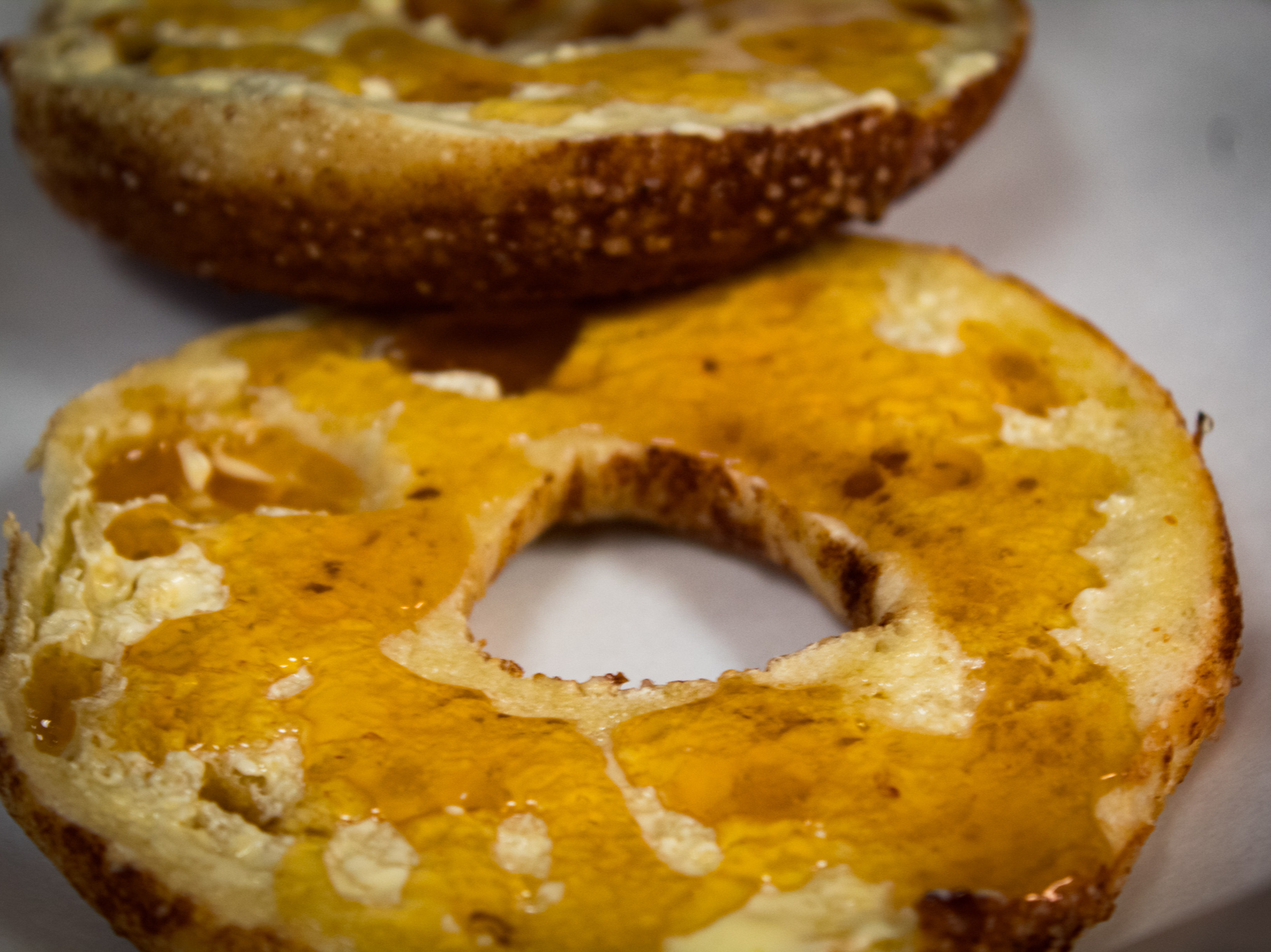 BAGEL W/HONEY.
