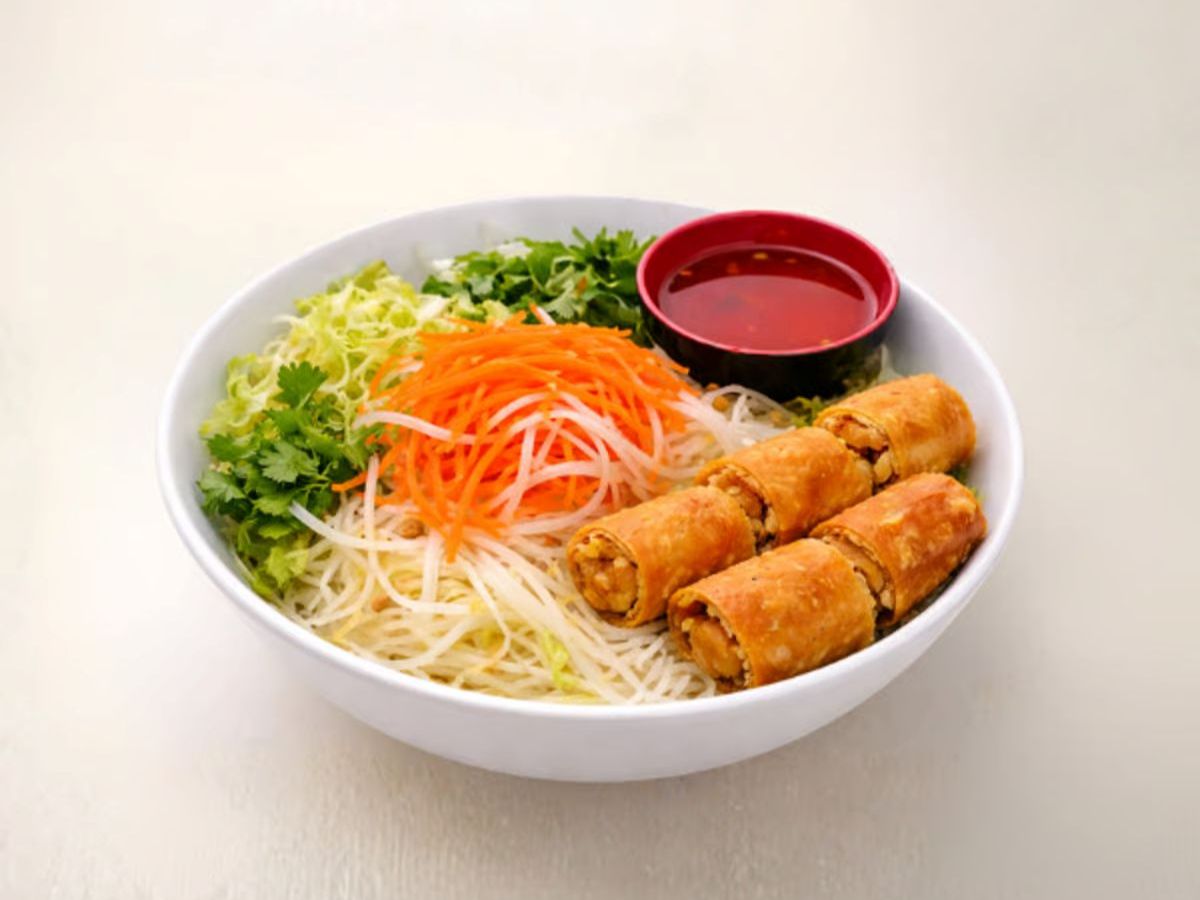 25 Egg rolls noodles salad