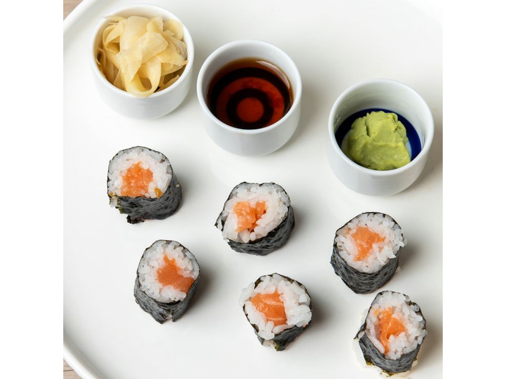 Sake Roll (Salmon Roll).