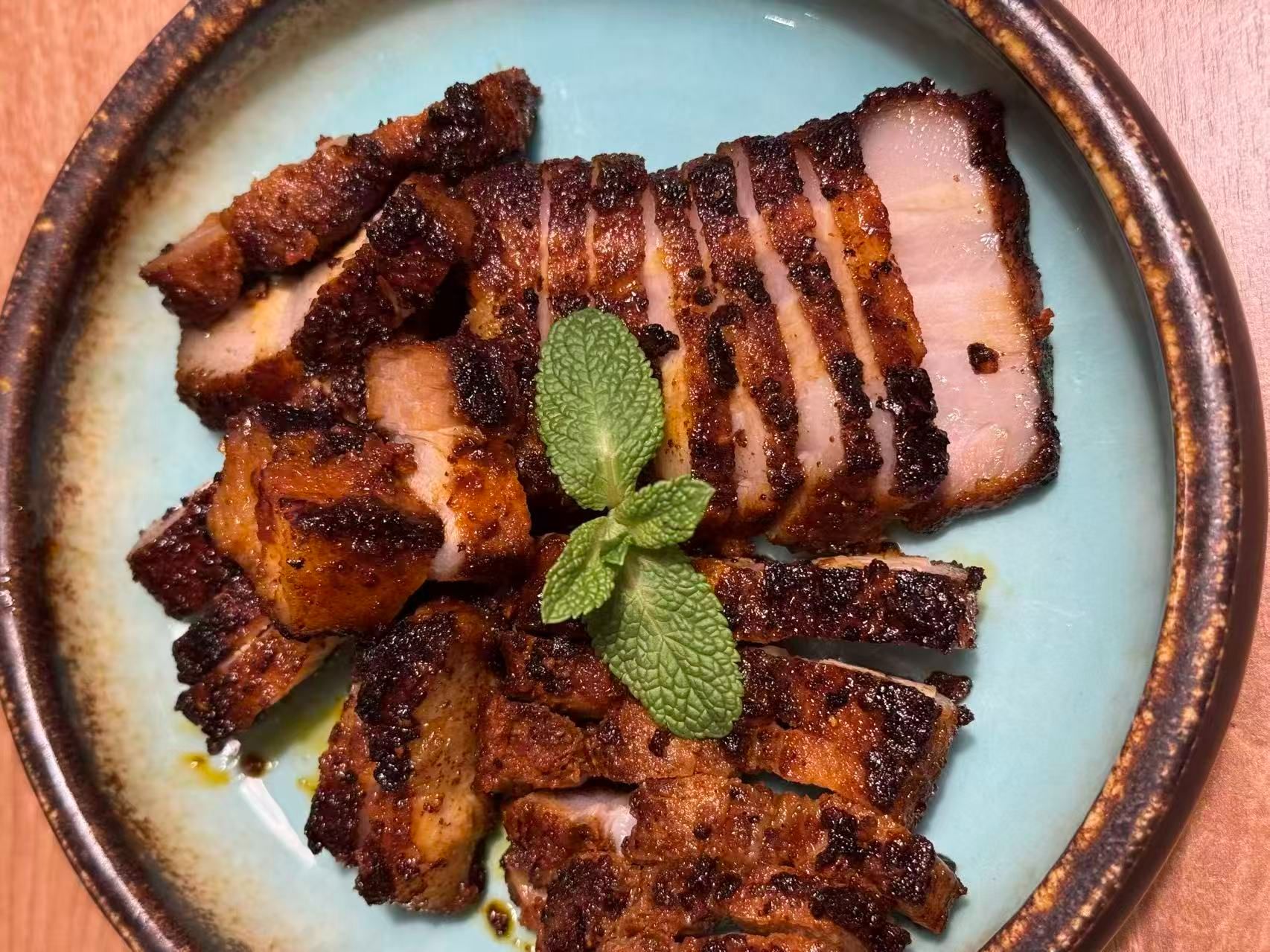 Poitrine de porc rôtie épicée