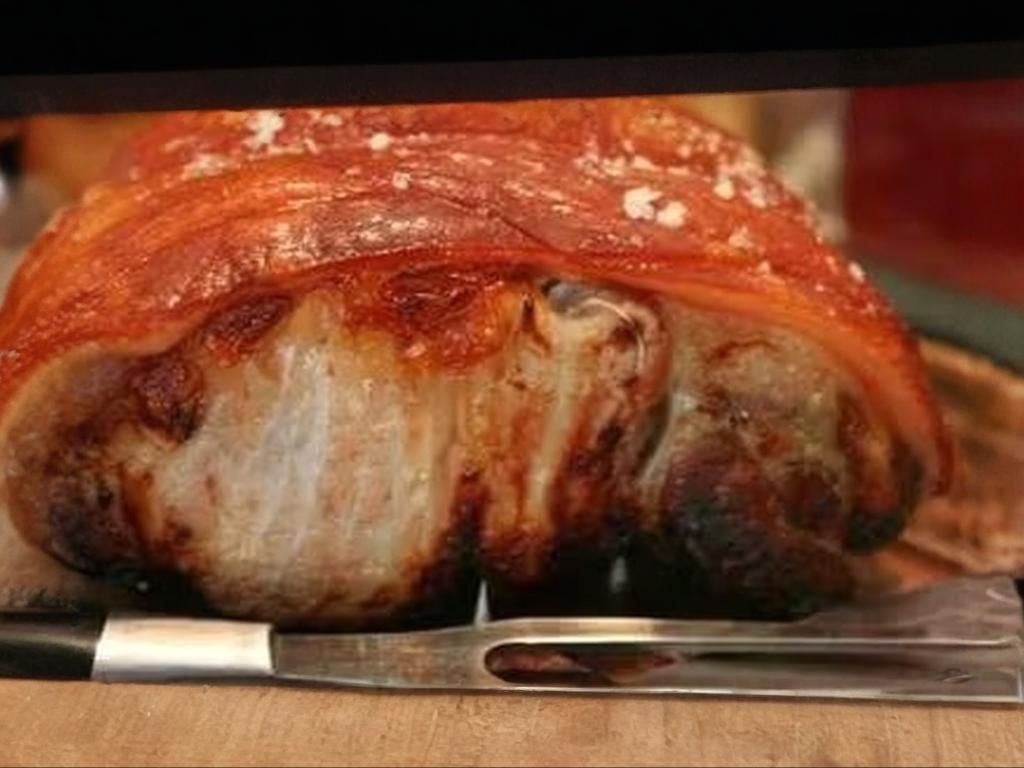 PIERNA LECHON CON GUARNICION.