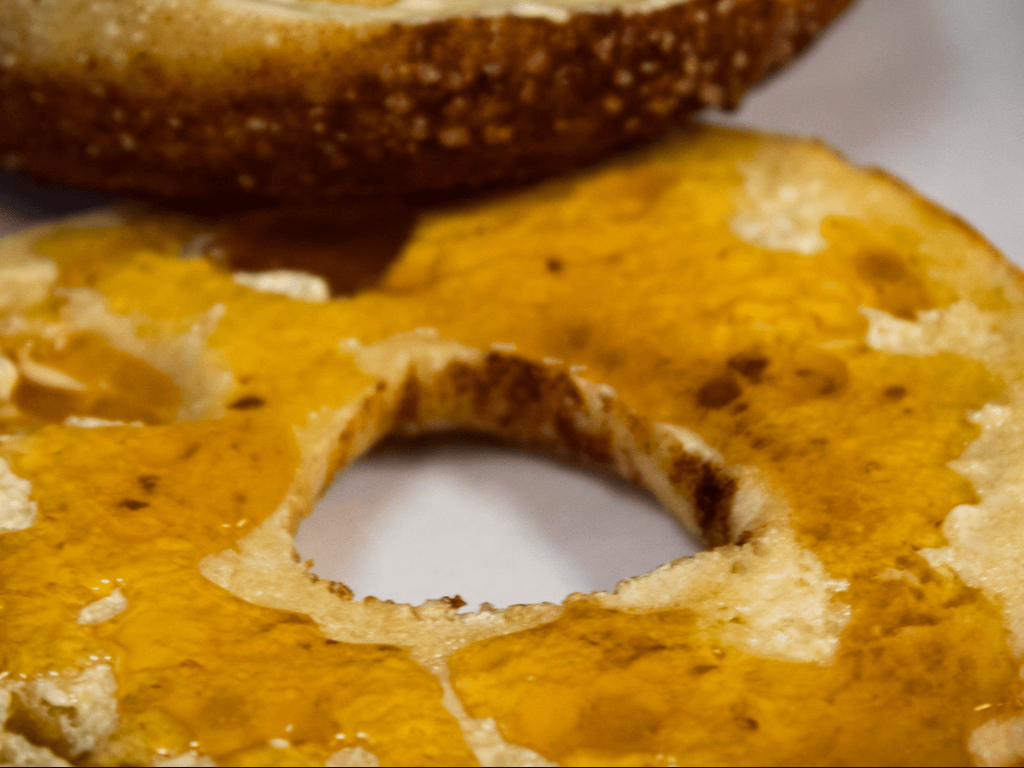 BAGEL W/HONEY.