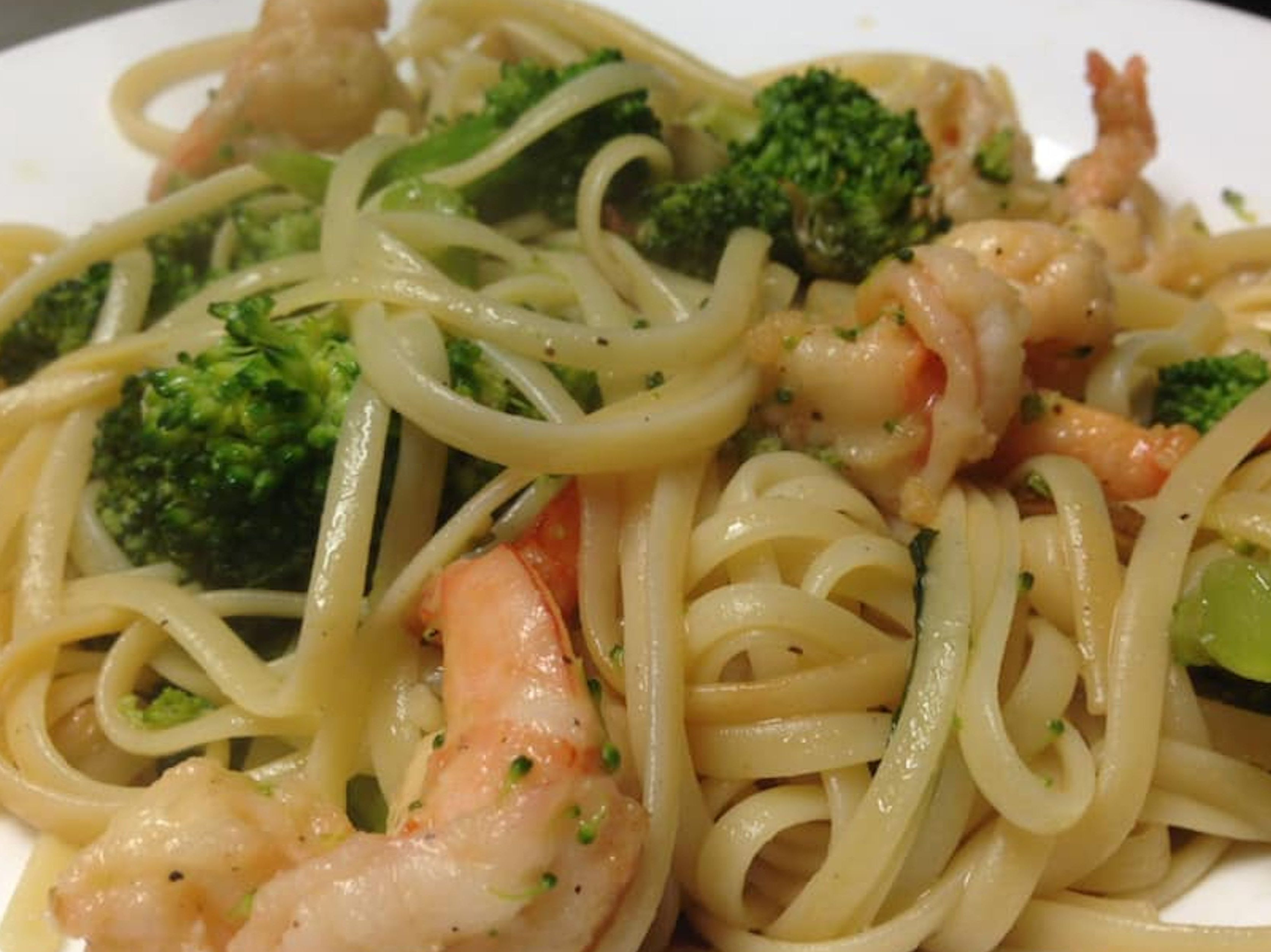 LINGUINI SHRIMP BROCCOLI GARLIC OIL.
