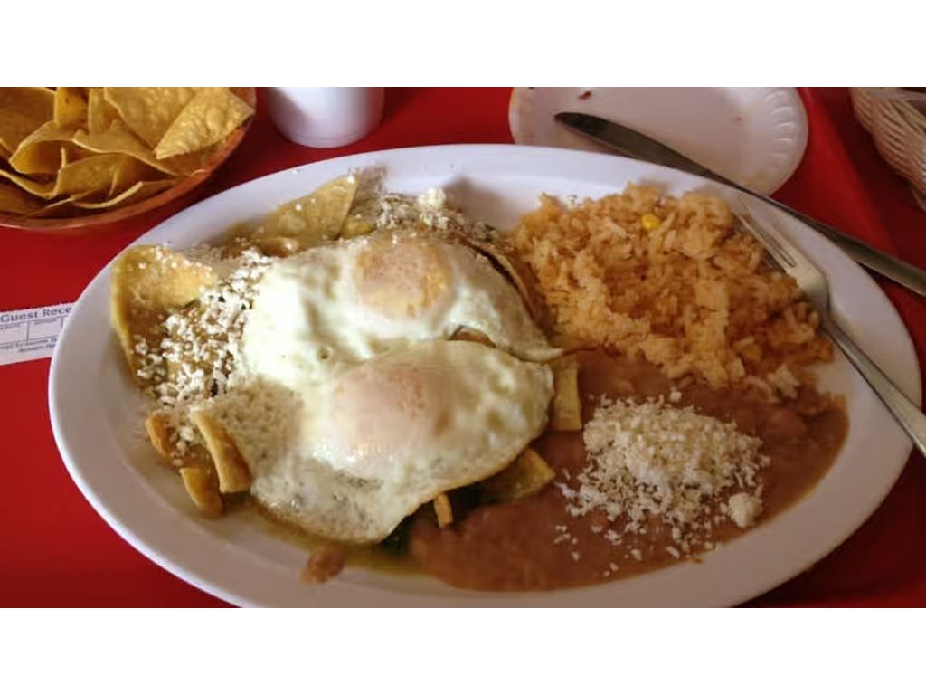 #16 Chilaquiles con Huevo Y Carne.
