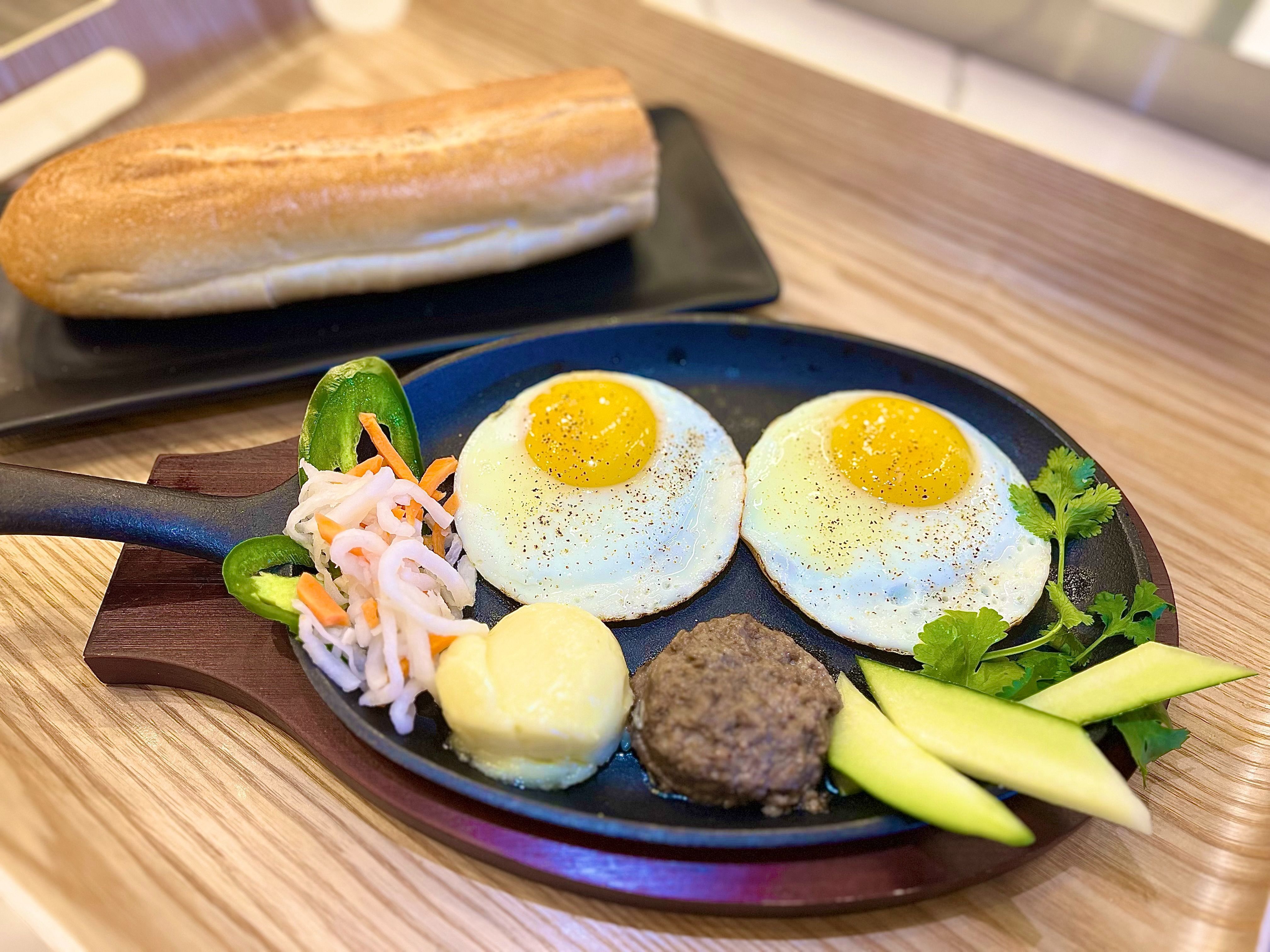 CE7. BANH MI 2 EGGS (ỐP LA 2 TRỨNG, pate, bơ).