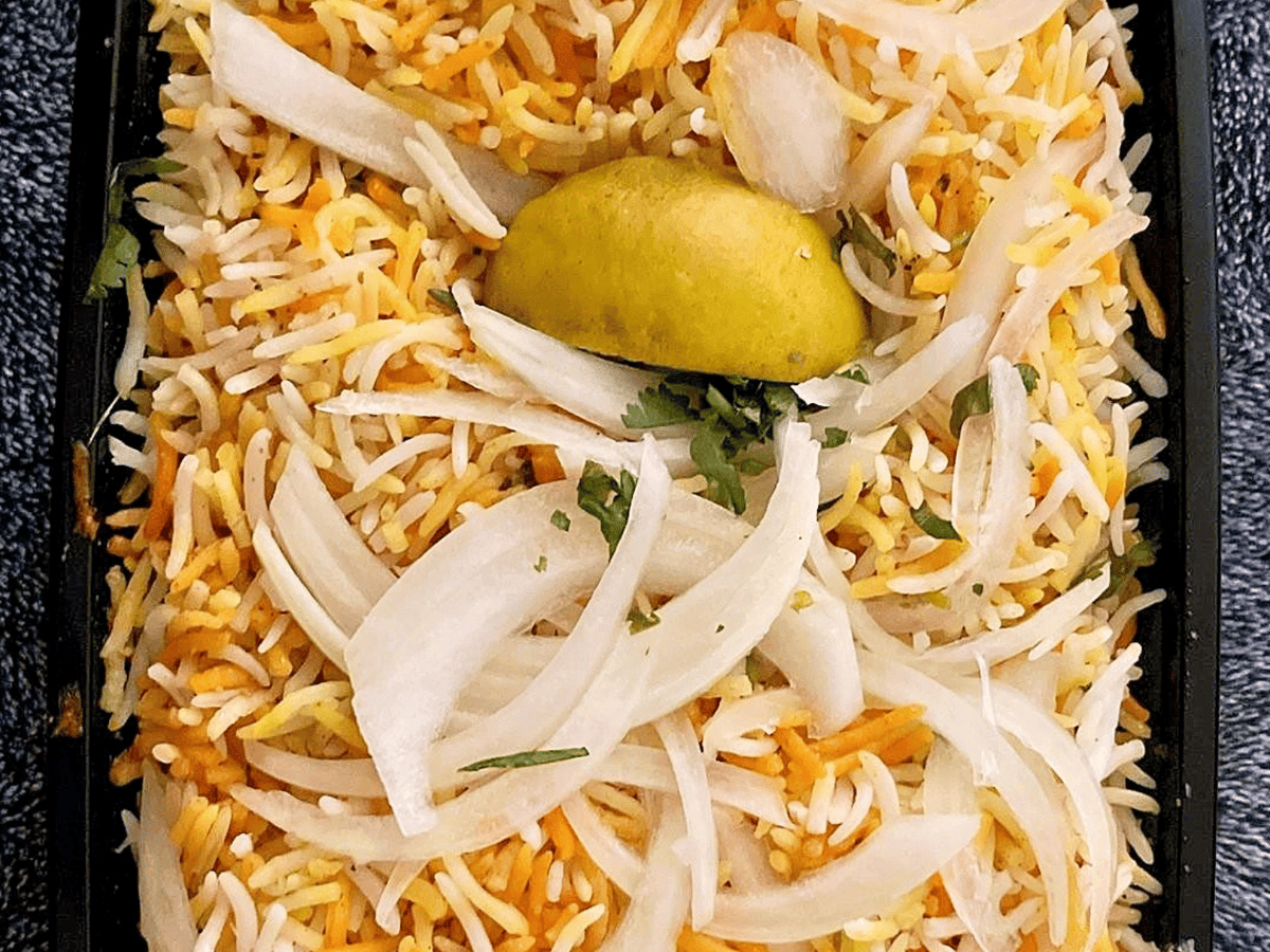 NAWABI CHICKEN BIRYANI.